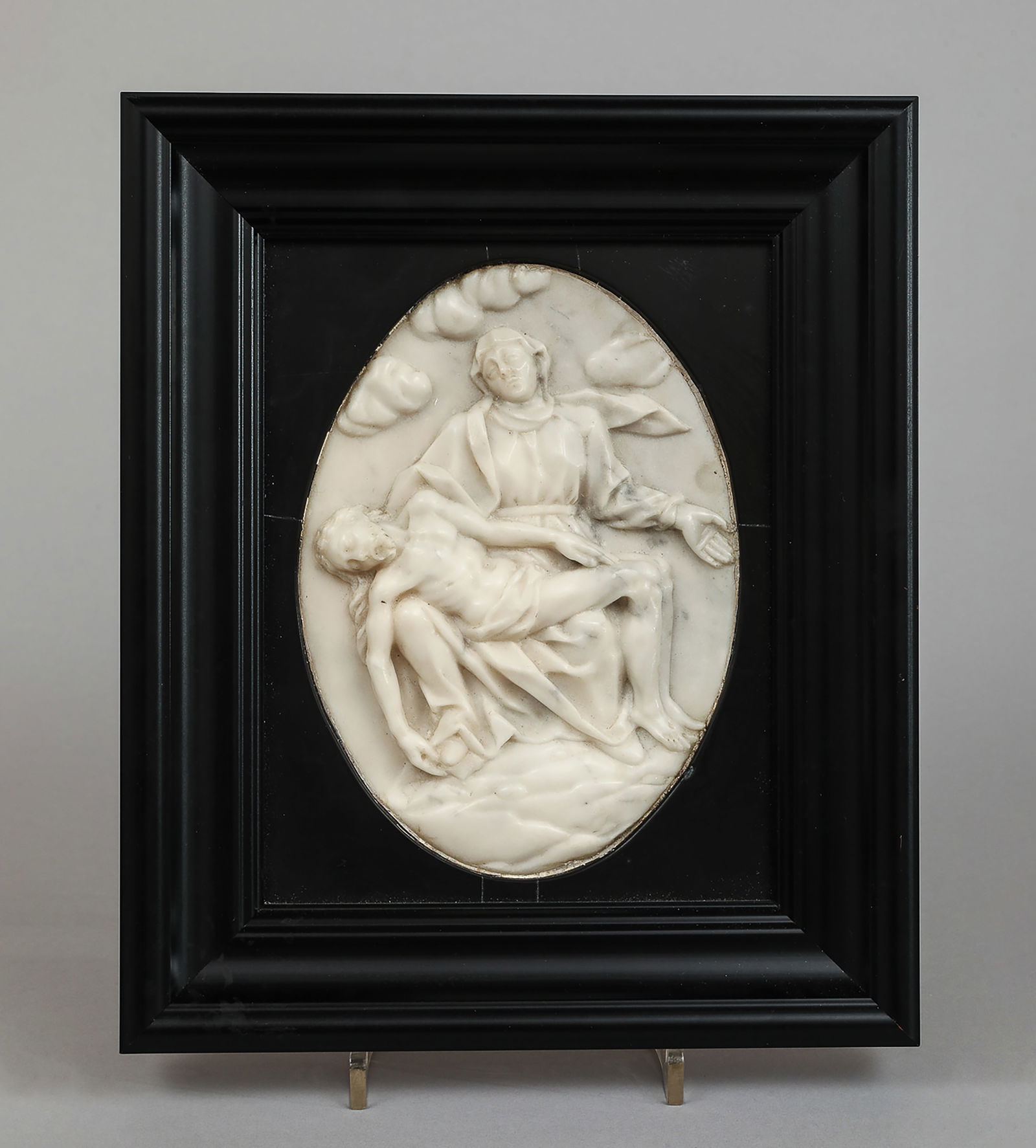 Oval medallion carved in Renaissance alabaster bas-relief. Italy, 16th century: Total dimensions: 29.5cm x 24.5cm. Provenance: Property of an important European collector. Previously in a Belgian private collection. Tribal Art - African - Oceania - Asia - China - Ming - Qing. Lot