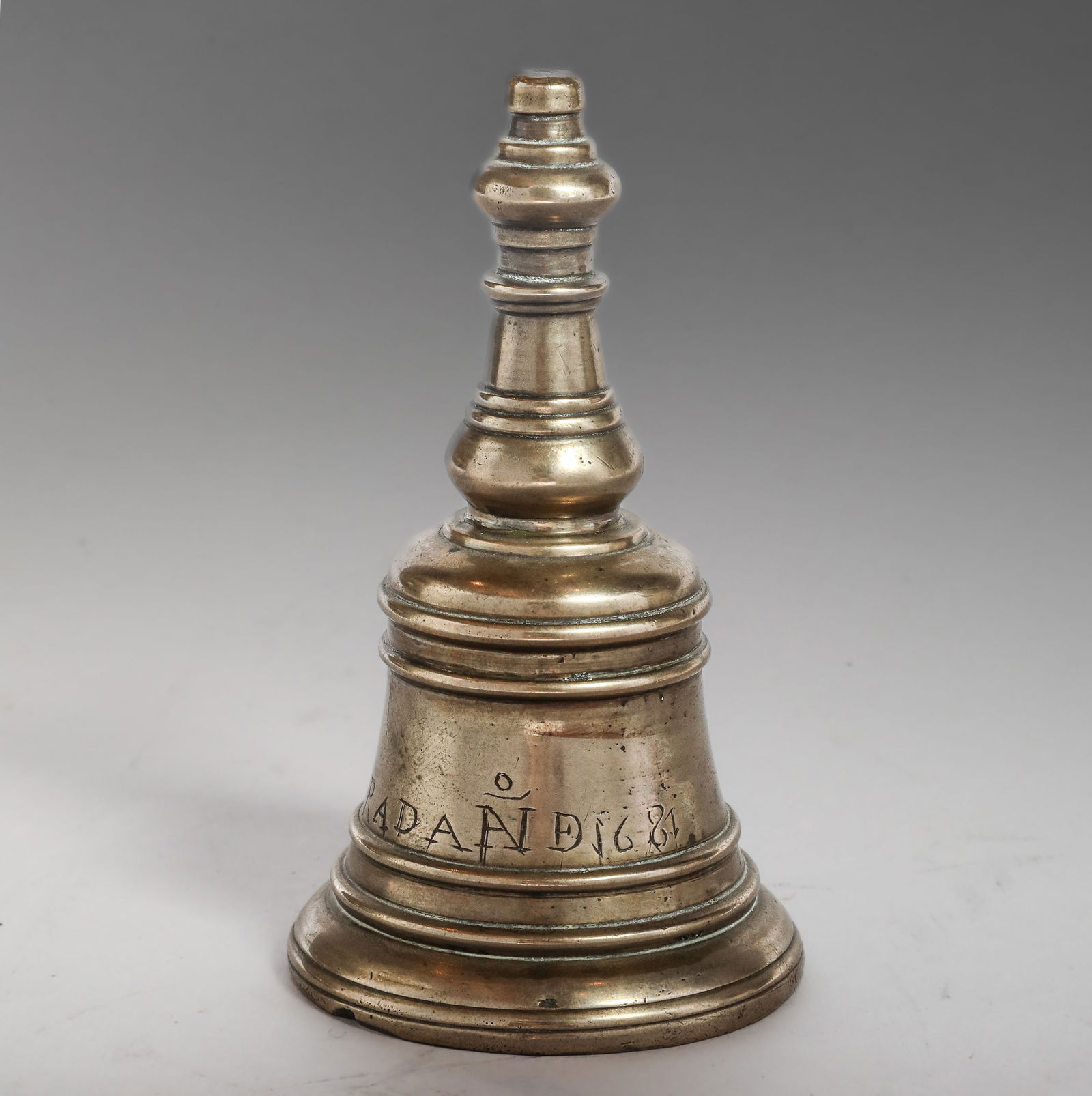 Bronze ecclesiastical bell. 17th century.: Height 12.5 x 7 cm diameter. Lot in international warehouse (outside the EU). For shipments to the European Union, import duties and/or taxes will apply and are the responsibility of the buyer.