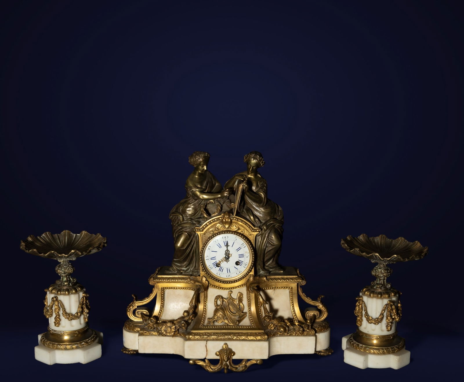 Large Table Clock Garniture Napoleon III in gilt bronze and alabaster: Clock: 45 x 40 x 12 cm, each presentoir: 22 x 22 x 18 cm