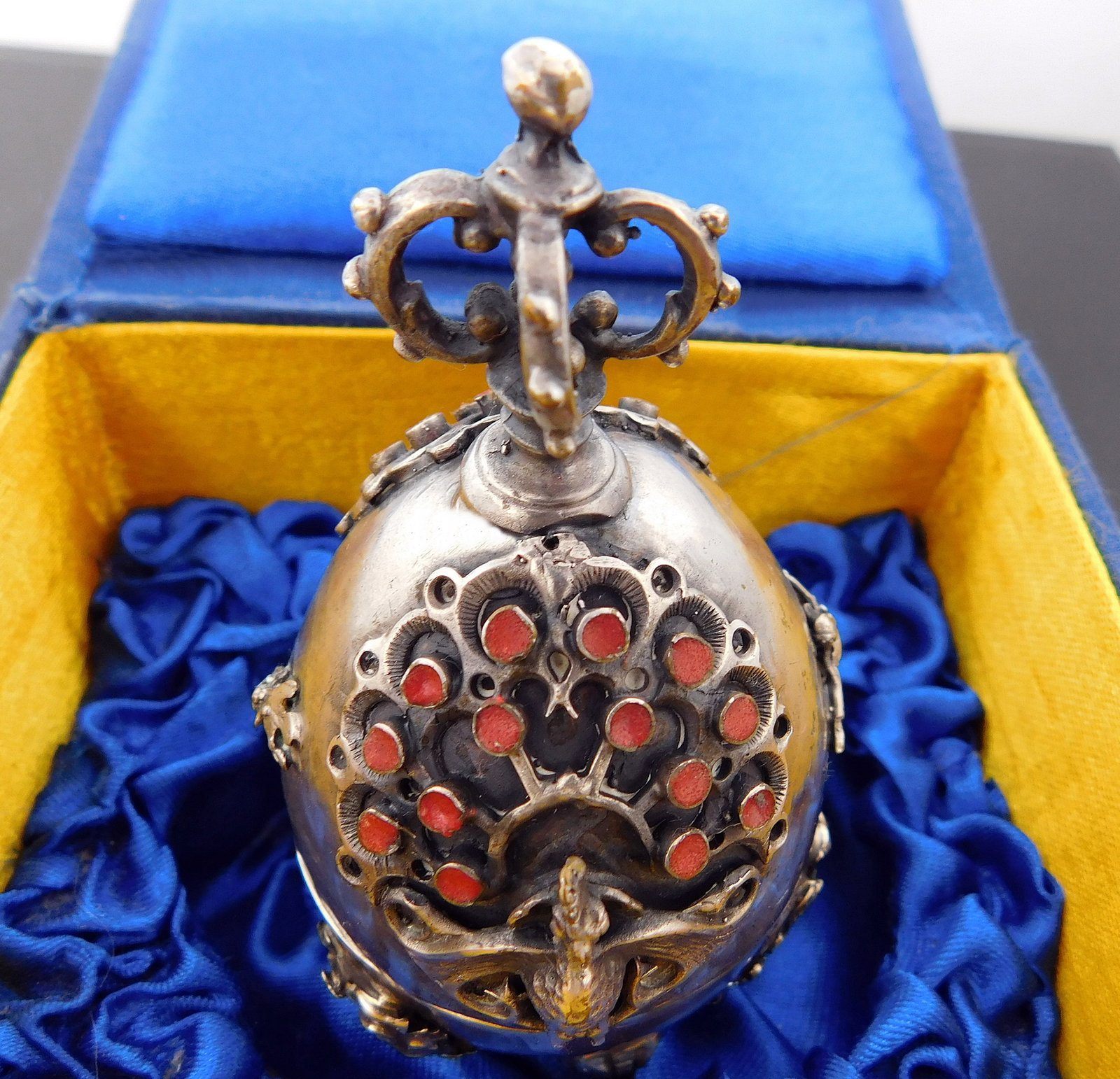 Jewish Passover Egg in Silver, 1890: SILVER RUSSIAN 84 ZOLOTNIKS O·C 1890 · WEIGHT: 160 GRAMS. IN ORIGINAL BOX · GENUINE ANTIQUE RUSSIAN EGG IN SILVER WITH SMALL GOLD DETAILS, WITH A CROWN ON TOP, ENAMELED POAKS, AND RESTING ON THREE