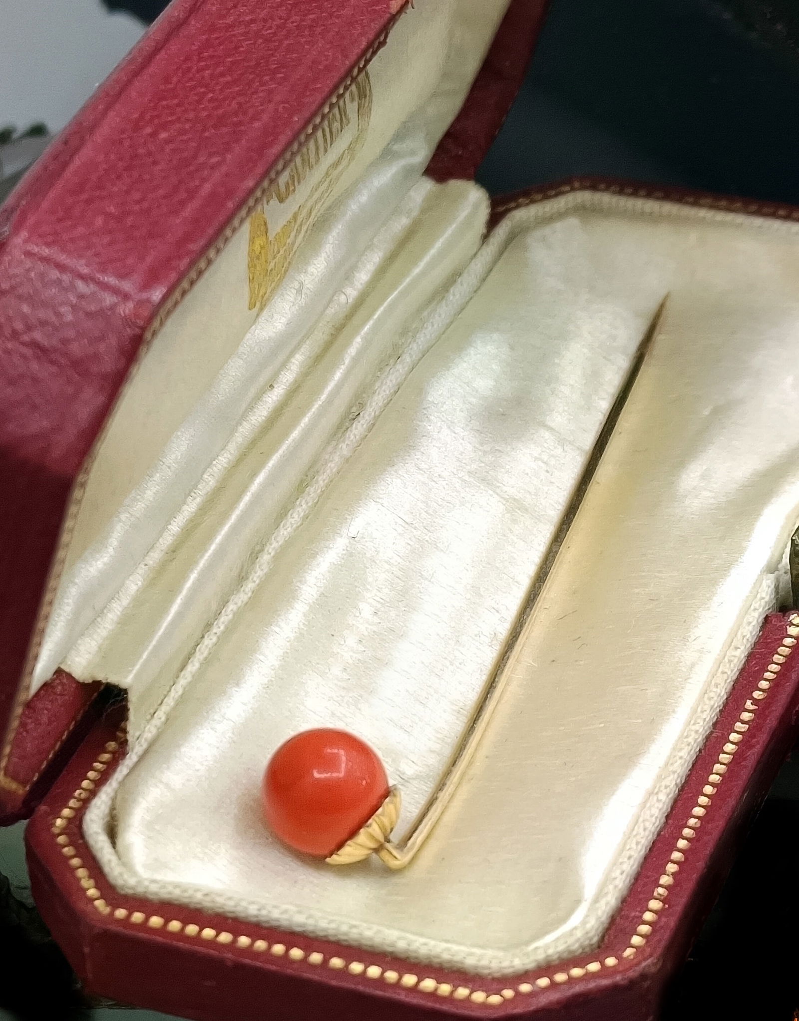 Antique PPS needle, 19th century, made of 18-karat yellow gold and a coral.: WEIGHT: 2.15 GRAMS. ANTIQUE TIE OR HAT PIN IN BRIGHT YELLOW GOLD WITH GALLONADE OF 750 STERLING GOLD AND A SPHERICAL NATURAL CORAL HEAD OF 8MM Ø · LENGTH: 7.3 CM. WEIGHT: 2.15 GRAMS.