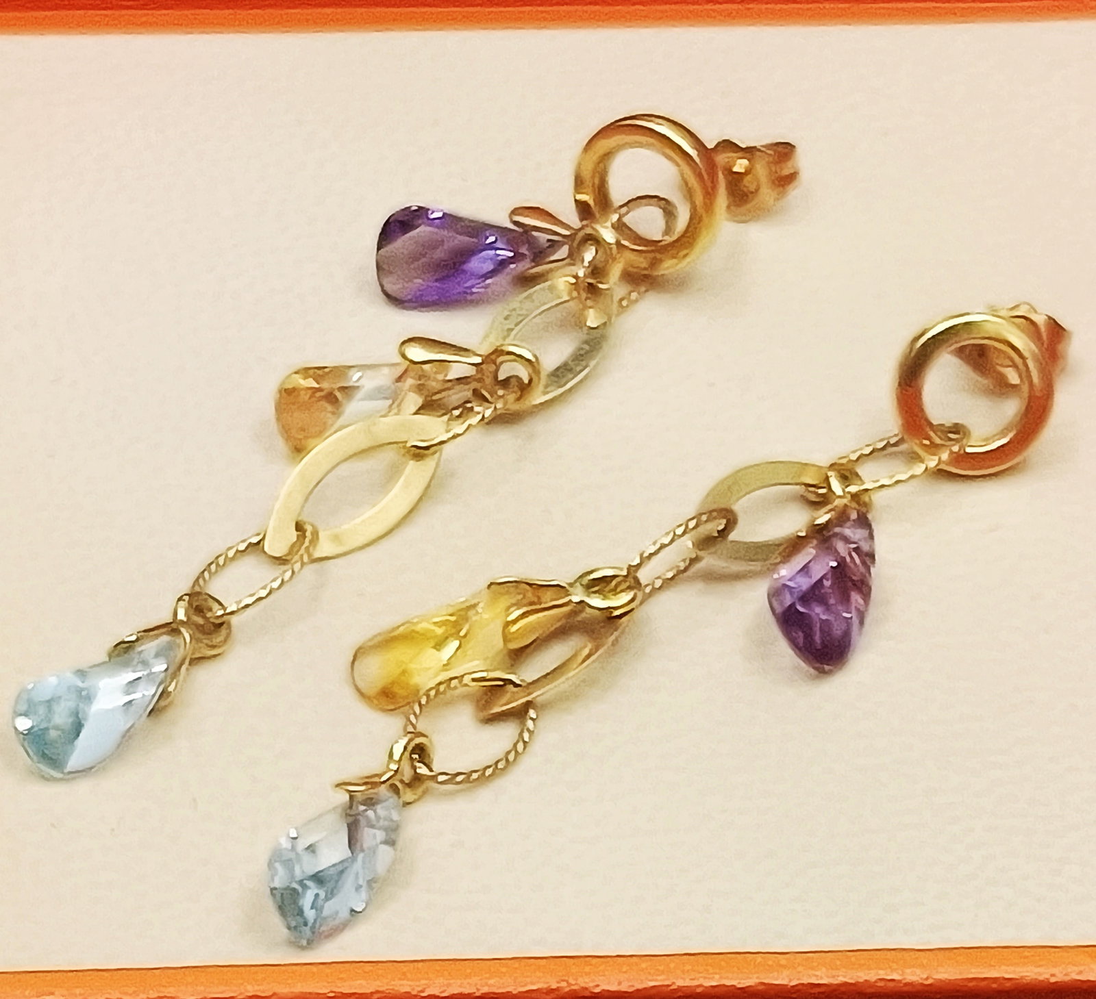 Beautiful designer earrings in 18k gold with precious stones: WEIGHT: 5.0 GRAMS LONG, ARTICULATED EARRINGS WITH NATURAL AQUAMARINS, AMETHYSTS, AND CITRINES IN ORIGINAL BRILLIANT 750 YELLOW GOLD SETTINGS. LENGTH: 5.6 CM