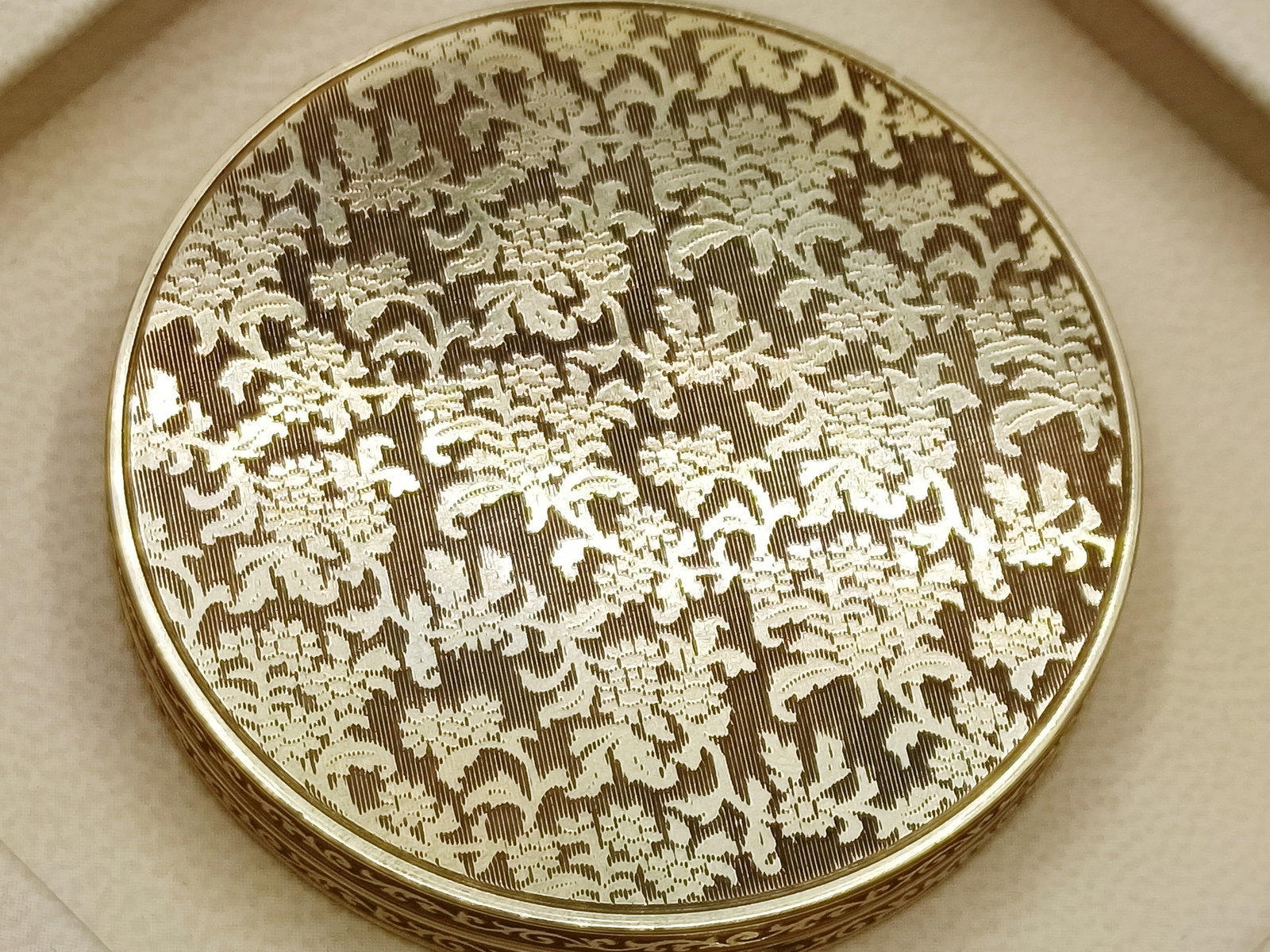 EXCEPTIONAL ANTIQUE JEWELRY BOX IN SOLID 14K GOLD WEIGHT: 57.10: SIGNATURES AND HALLMARKS. IMPECCABLE AND MAGNIFICENT JEWELRY CASE, FORMERLY FOR COMPACTS, WITH EXQUISITE WORKMANSHIP BY A MASTER JEWELER, IN HEAVY 585 GOLD WEIGHTING 57.10 GRAMS. THE FRONT IS IDENTICA