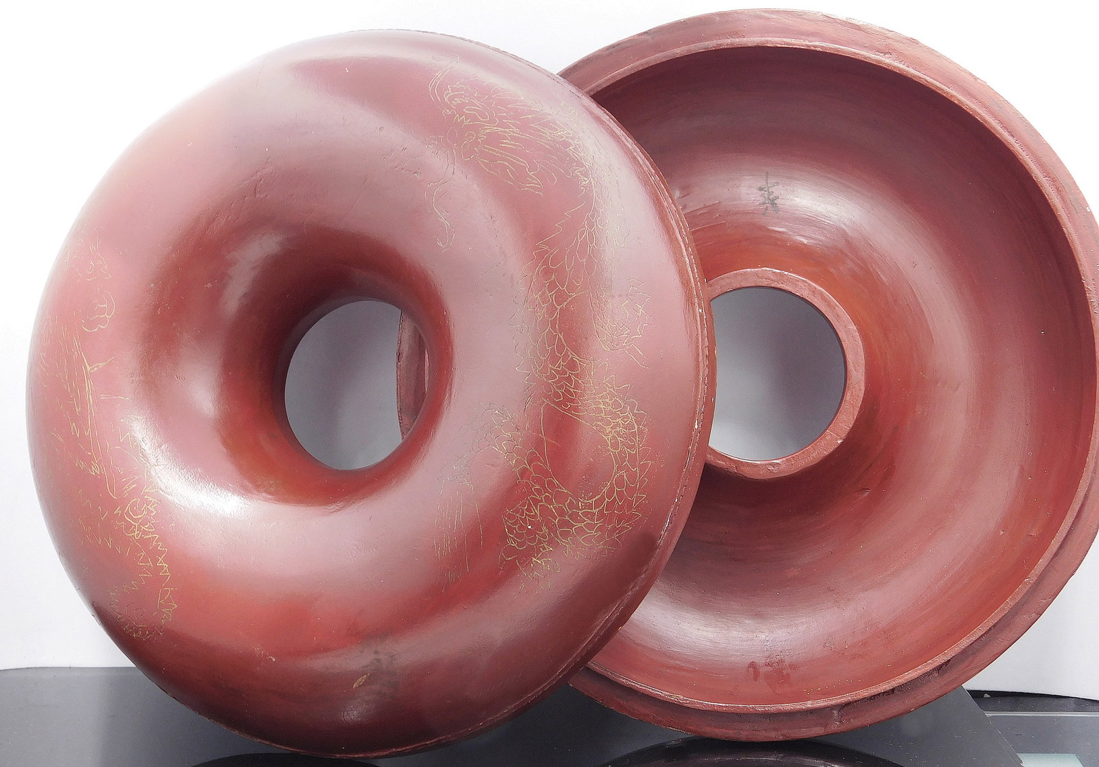 CHINESE CEREMONIAL NECKLACE JEWELRY BOX “CHAO ZHU?? CUT · QING DYNASTY: SEALS · 668 GRAMS: QING DYNASTY: SEALS · 668 GRAMS GENUINE RED LACQUERED BOX OF THE QING DYNASTY · JEWELRY BOX FOR “CHAO ZHU” CUT NECKLACE WITH A DOUBLE DRAGON DESIGN PAINTED IN GOLD ON ITS TOP AND SIGNATURE I