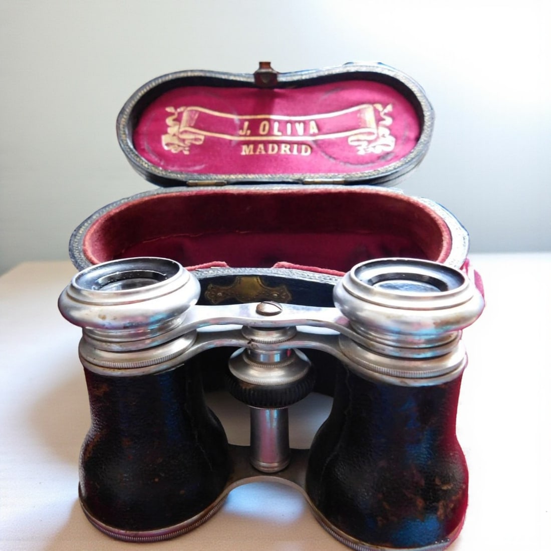 Antique binoculars with their original 19th century leather case · J. Oliva · Madrid: ANTIQUE TRAVEL OR THEATER BINOCULARS FROM THE END OF THE 19TH / PPS. 20TH CENTURY SIGNED BY J. OLIVA · MADRID · STRONG METAL AND LEATHER CUFFLINKS, ALL FUNCTIONS, OPTICS AND SMOOTH PRISMATIC MECHANI
