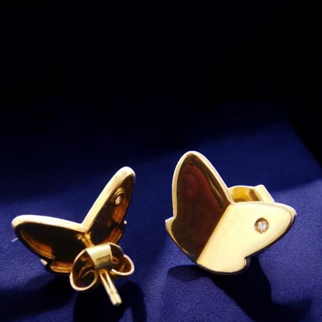 DISTINGUISHED 18 KT 1ST LAW GOLD AND DIAMONDS EARRINGS: VINTAGE EARRINGS WITH AN ORIGINAL TIMELESS DESIGN WITH BUTTERFLY SHAPES MADE OF BRILLIANT 750 YELLOW GOLD AND TWO GENUINE BRILLIANT-CUT DIAMONDS ON THEIR WINGS. COMFORTABLE AND WITH LARGE SAFETY PRESS