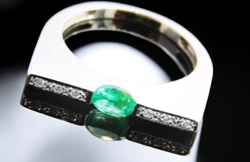 18K 1ST LAW GOLD RING WITH EMERALD AND DIAMONDS: EXCLUSIVE RING OF ORIGINAL DESIGN MADE IN 18 CARAT SOLID WHITE GOLD WITH GENUINE DIAMONDS AND A BEAUTIFUL CENTRAL EMERALD "IN THE OPEN" OF NATURAL UNTREATED COLOR, IN OVAL CUT WITH 0.31 CTS. AND SIX S