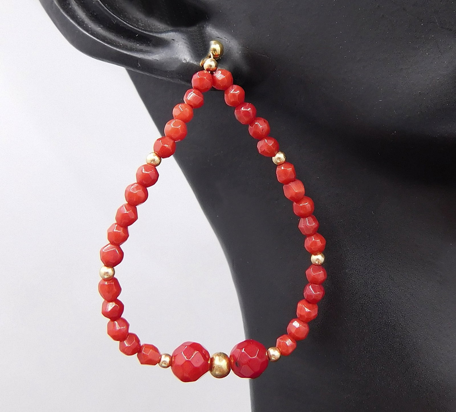 18K GOLD AND RUBY EARRINGS · 3.5 GRAMS ·: FULL EARRINGS OF BEAUTIFUL FACETED RUBIES WITH A SIZE OVER 5 MM, COMBINED WITH BRILLIANT GOLD BEADS. ARTICULATED MOUNTS, BALLS AND PRESSURES ALL IN 18 CARAT YELLOW GOLD · HALLMARKS AND CONTRASTS 750