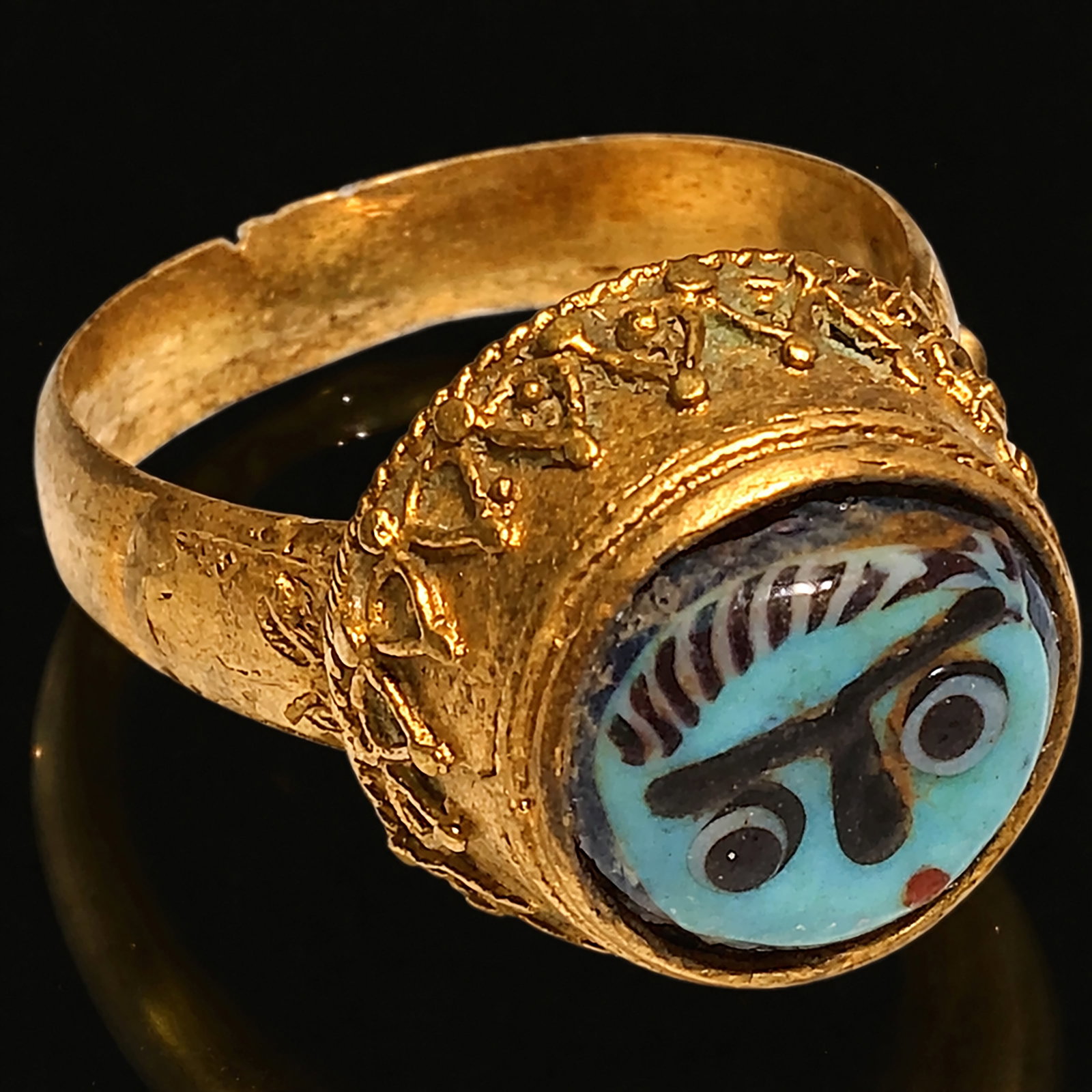 Medieval “Venetian?? ring in pure gold with glass paste, 12th–13th centuries: Pure gold with glass paste. Size: 17. Weight: 6.2 g. Medieval ring of Venetian origin, made of solid gold with a conical structure worked in openwork filigree. The center features a glass paste depict