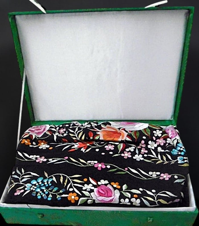 EXCEPTIONAL VINTAGE CHINESE SHAWL · 100% SILK, HAND-EMBROIDERED AND IN ITS ORIGINAL CASE: 2.60 x 2.60 cm Large shawl made entirely of natural silk, covered in minute, hand-embroidered multicolored flowers on a black background. Circa 1970. Never used, presented in its original green silk b