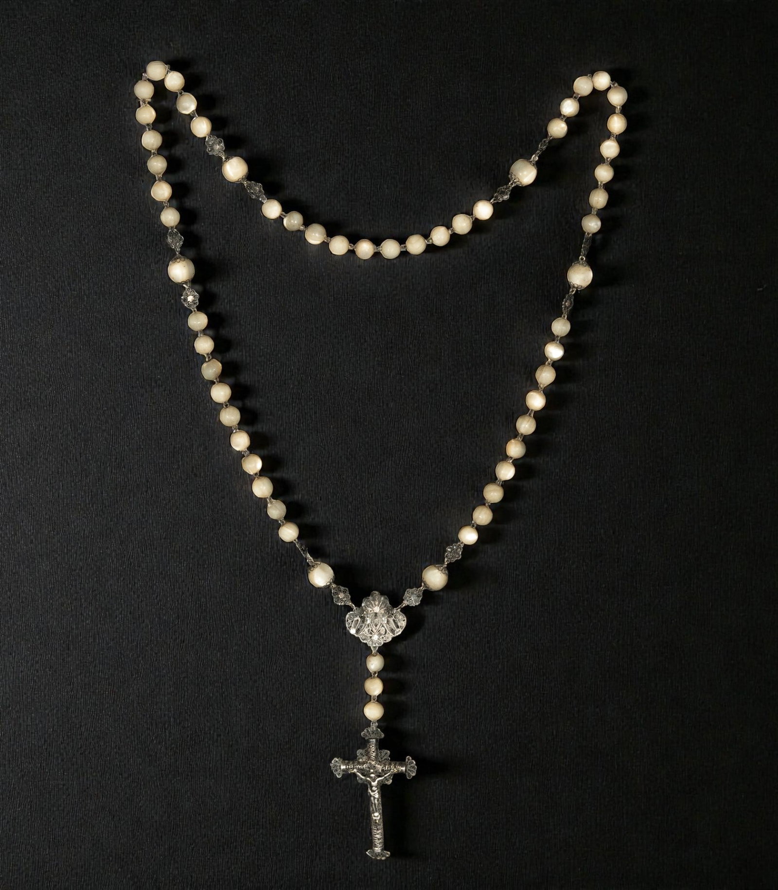 Large 19th century rosary with 1cm beads of mother-of-pearl and fine silver: In mother-of-pearl and fine silver