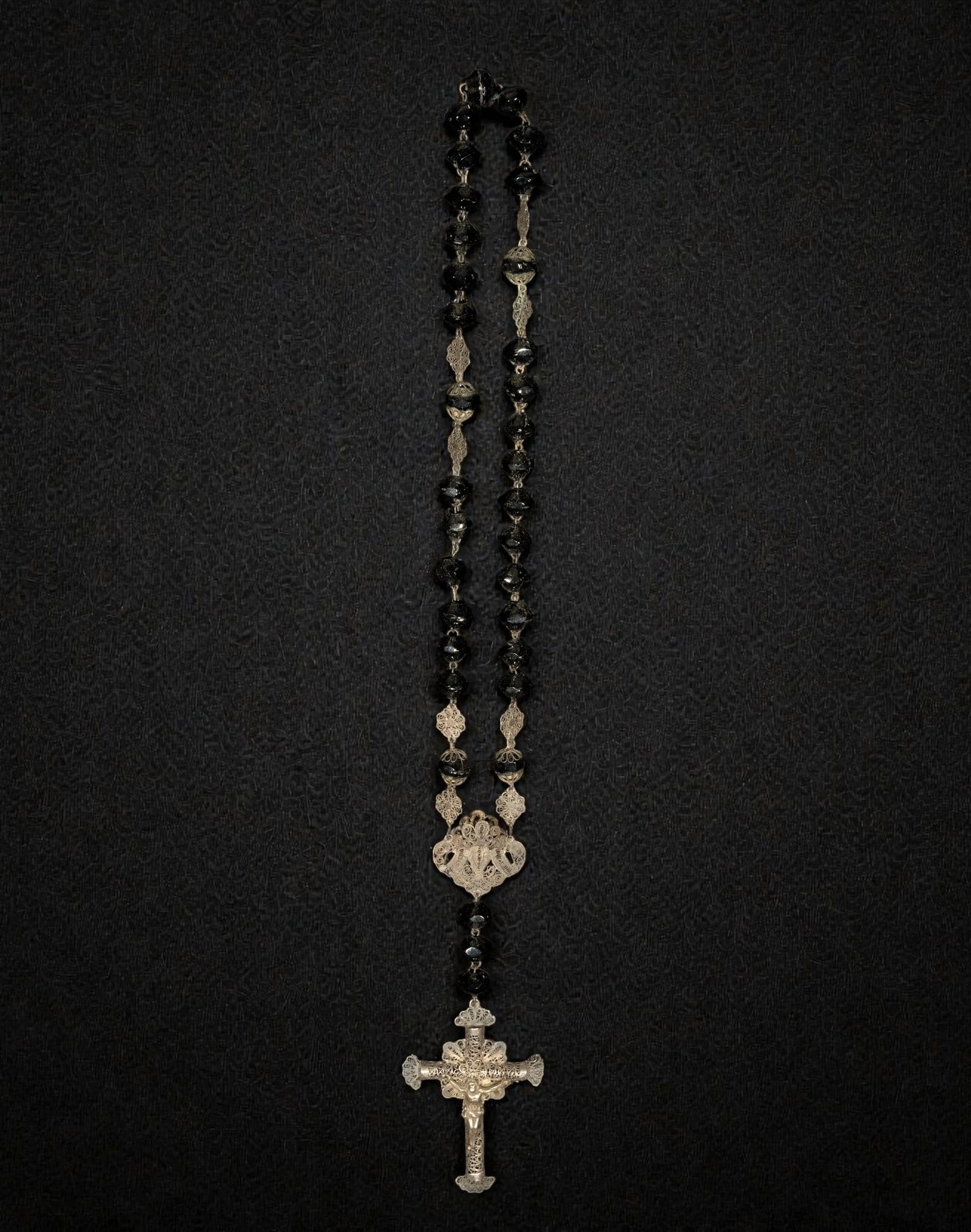 Large 19th century rosary with 1 cm faceted jet beads and gilded silver: In faceted jet and gilded silver