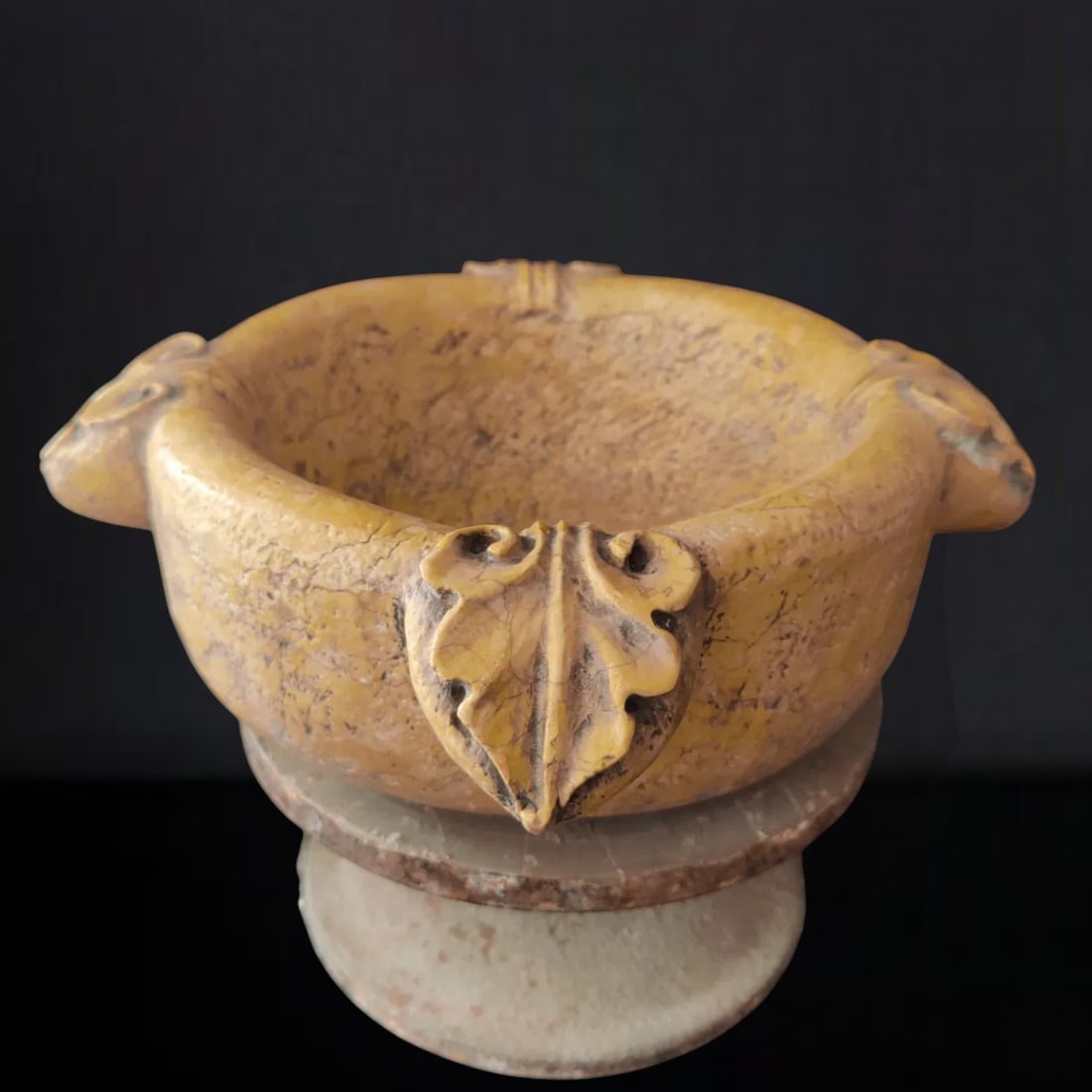 Large marble basin or container with four acanthus leaves, Italy, 20th century: Carved marble. Dimensions: 37 × 37 × 12 cm; inner diameter 20 cm. Elegant circular acanthus vase decorated with four masterfully sculpted acanthus leaves, notable for the beauty of its veining and p