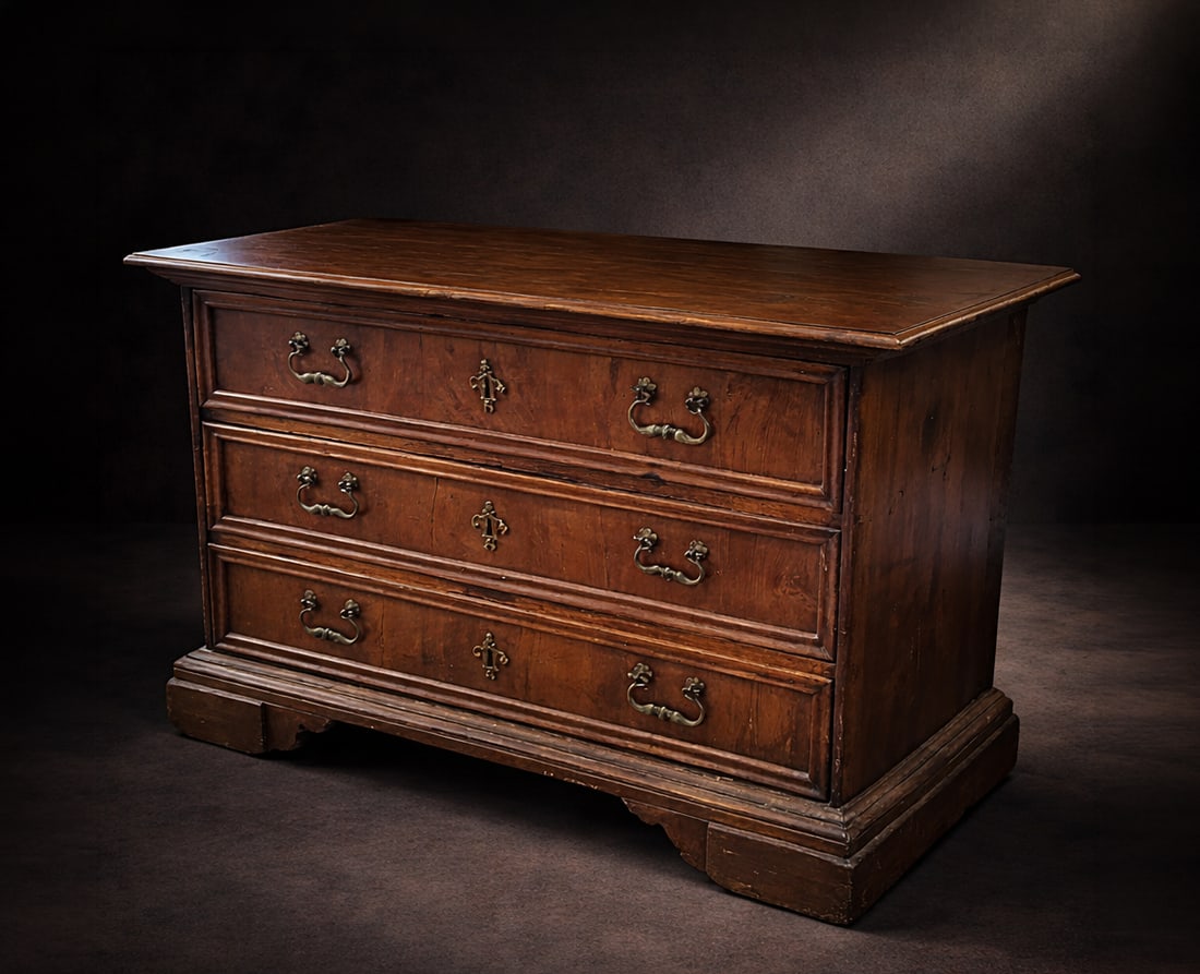 Walnut shed with three drawers, Italy, 20th century: Walnut wood, worked and assembled. Dimensions: 132 × 63 × 90 cm. Elegant three-drawer chest, with balanced proportions and a restrained presence, featuring good construction quality and classic line