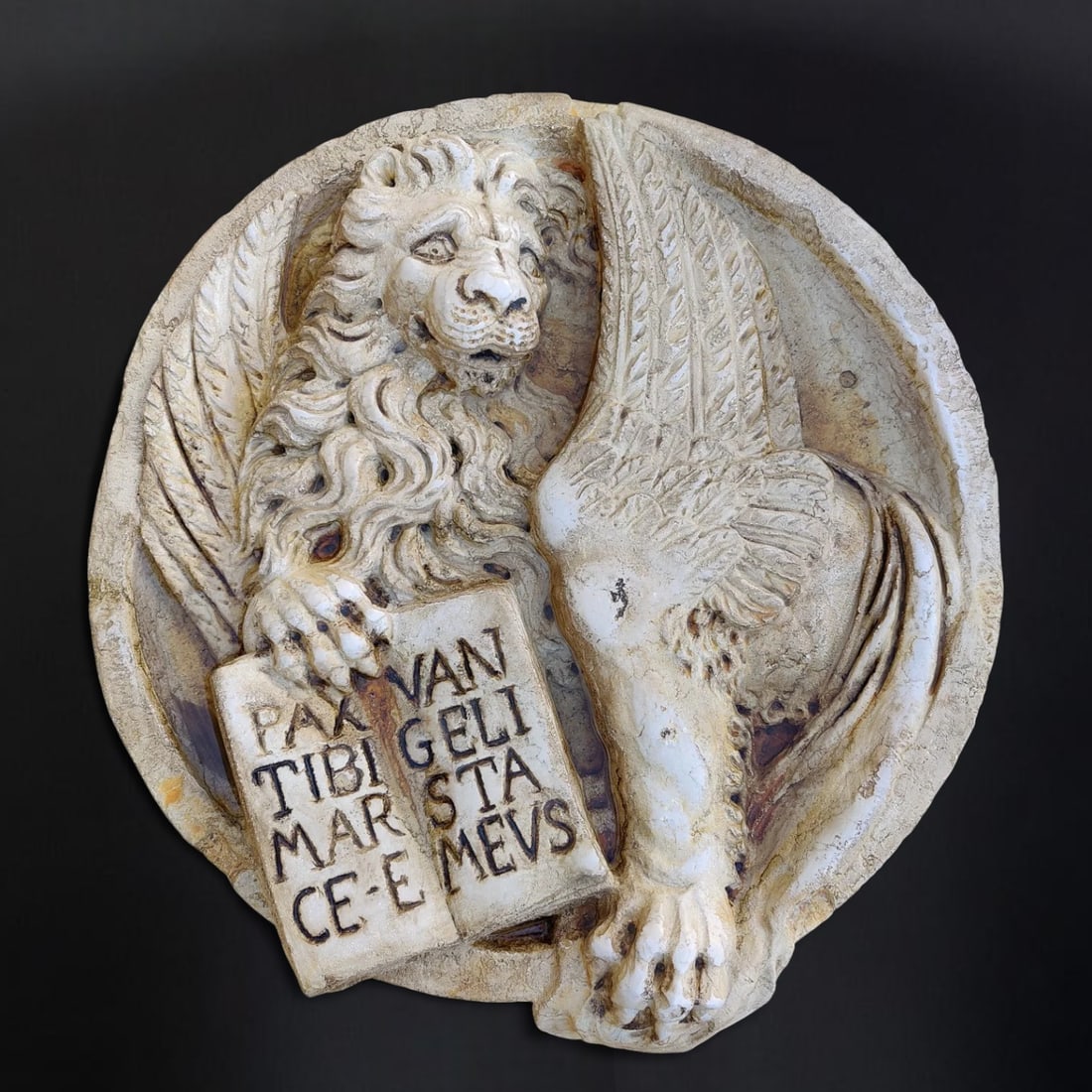Botticino marble medallion with the Lion of Saint Mark and open book, Italy, 20th century: Botticino marble carved in relief from a single block. Dimensions: Ø 77 cm; thickness 8–13 cm; weight approx. 100 kg. Majestic representation of the Lion of Saint Mark with the open book and the La