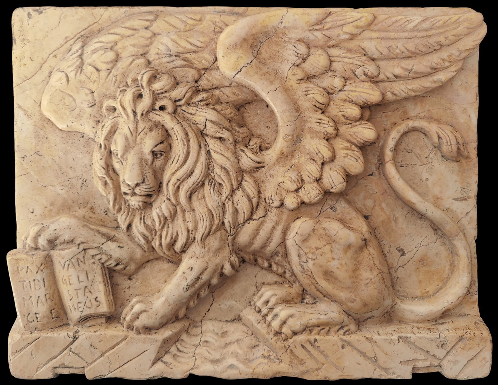 Impressive relief of the Lion of Saint Mark in yellow Nembro marble, Italy, 20th century: Yellow Nembro marble carved in low relief. Dimensions: 40 × 30 × 6 cm. Exquisite relief depicting the Lion of Saint Mark, symbol of the Serenissima Republic of Venice, entirely hand-carved in yellow