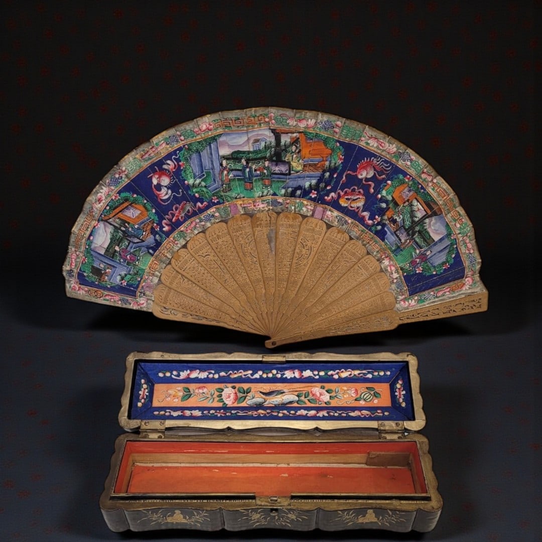 Thousand-faced fan with box, bamboo wood and gouache, 19th century – China: Box dimensions: 7 x 28 x 8 cm. Fan dimensions: 26 x 49 cm.