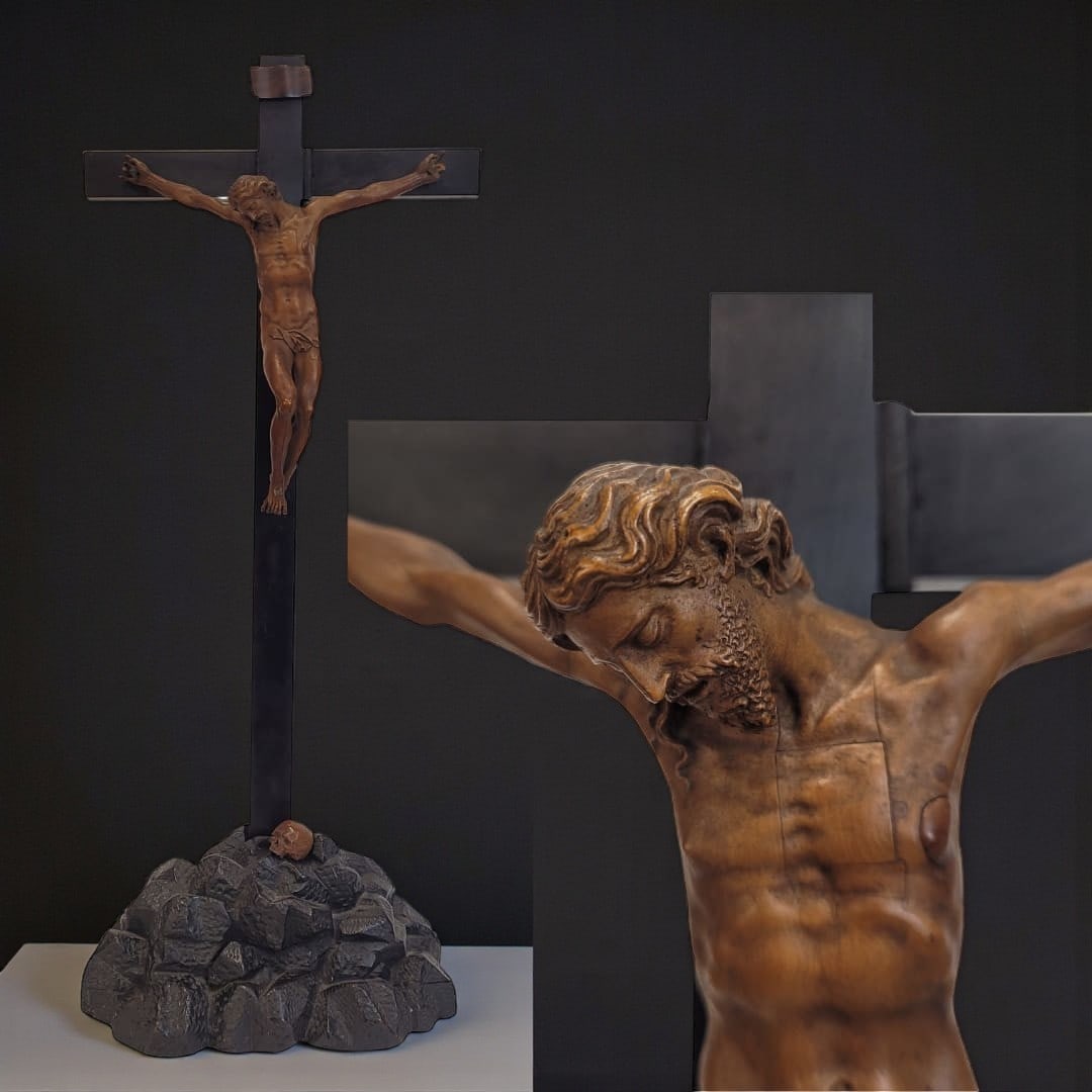 Following the model of El Greco, Important Christ in boxwood and ebony, 16th century: Overall dimensions: 58 x 23 x 15 cm. Christ figure dimensions: 20 x 20 x 5 cm. This prototype is characterized by its delicate, Michelangelo-inspired anatomy, with meticulous anatomical study. It feat