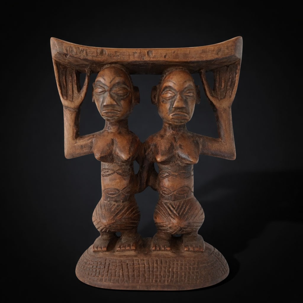 Carved wooden headrest depicting two female figures acting as supports, Luba culture, 20th century: Carved and polychromed wood. Dimensions: 23 × 18 cm. Lot in international warehouse (within the EU). Intra-EU shipping: no import duties apply within the EU. An export permit from the country of orig