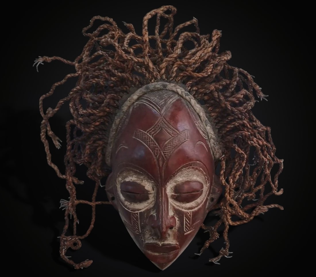 Polychrome ritual mask, Nigerian culture, 20th century: Carved and polychromed wood. Nigerian ritual mask with balanced proportions and traditional polychromy. Dimensions: 35 × 35 cm. Lot in international warehouse (within the EU). Intra-EU shipping: no i