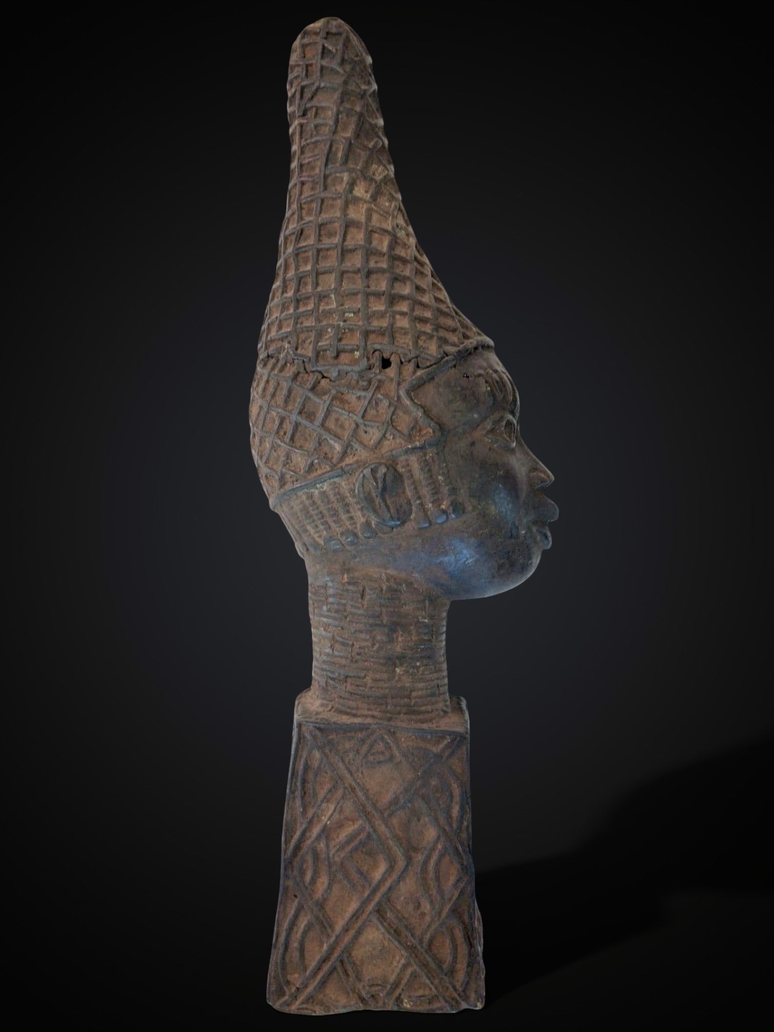 Bronze figure, Benin culture, 20th century: Cast bronze. Sculptural figure belonging to the Benin culture, meticulously crafted with a uniform patina, representative of the African metal sculpture tradition. Dimensions: 40 cm high. Lot in inter