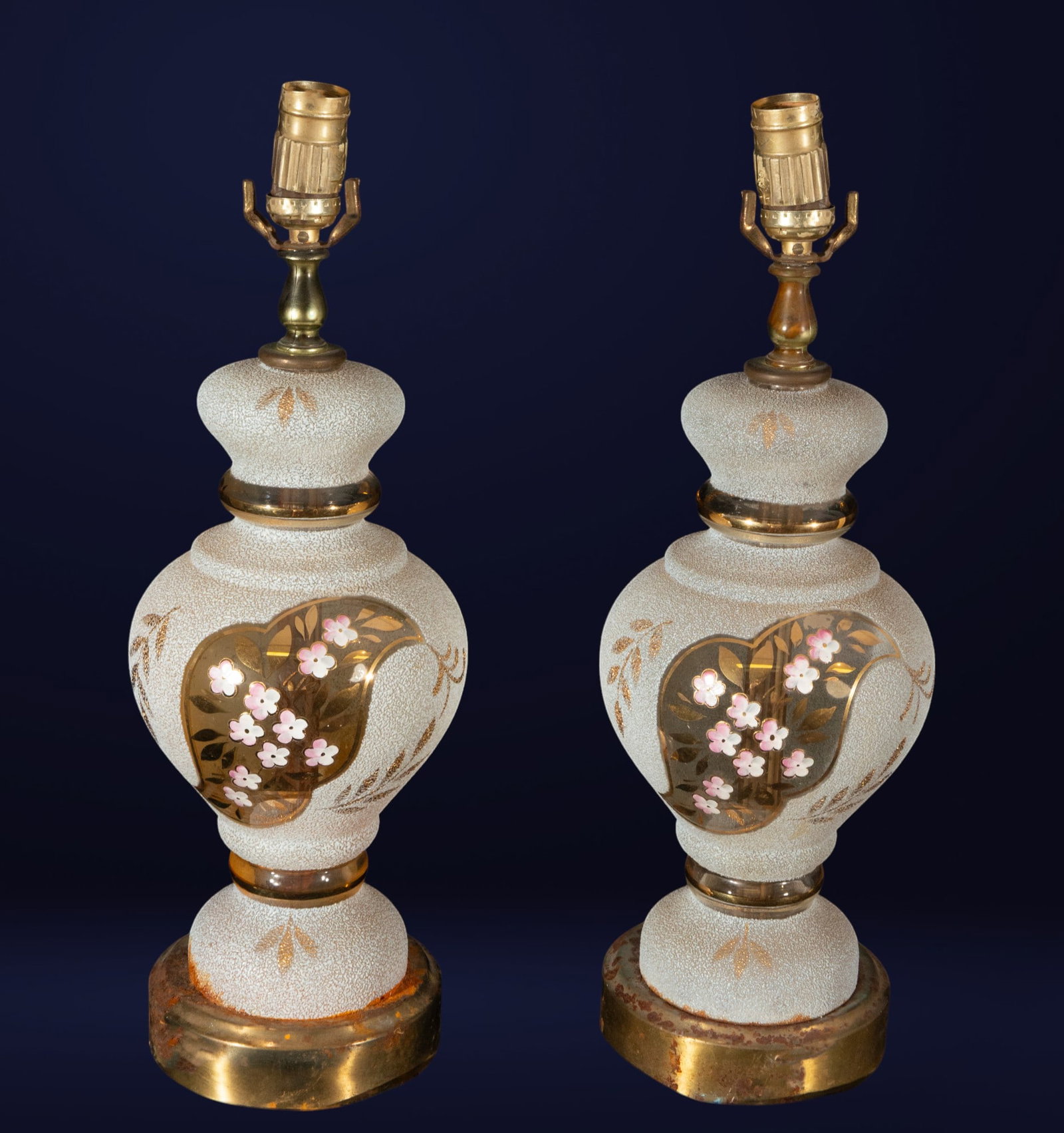 Pair of lamp bases in set crystal. European School. 20th century.: Hand-painted clotted glass and bronze. Dimensions: 50 x 17 x 17 cm. A set of two lamp bases in white clotted glass, decorated with hand-painted floral motifs in gold, green, and pink tones. The vessel