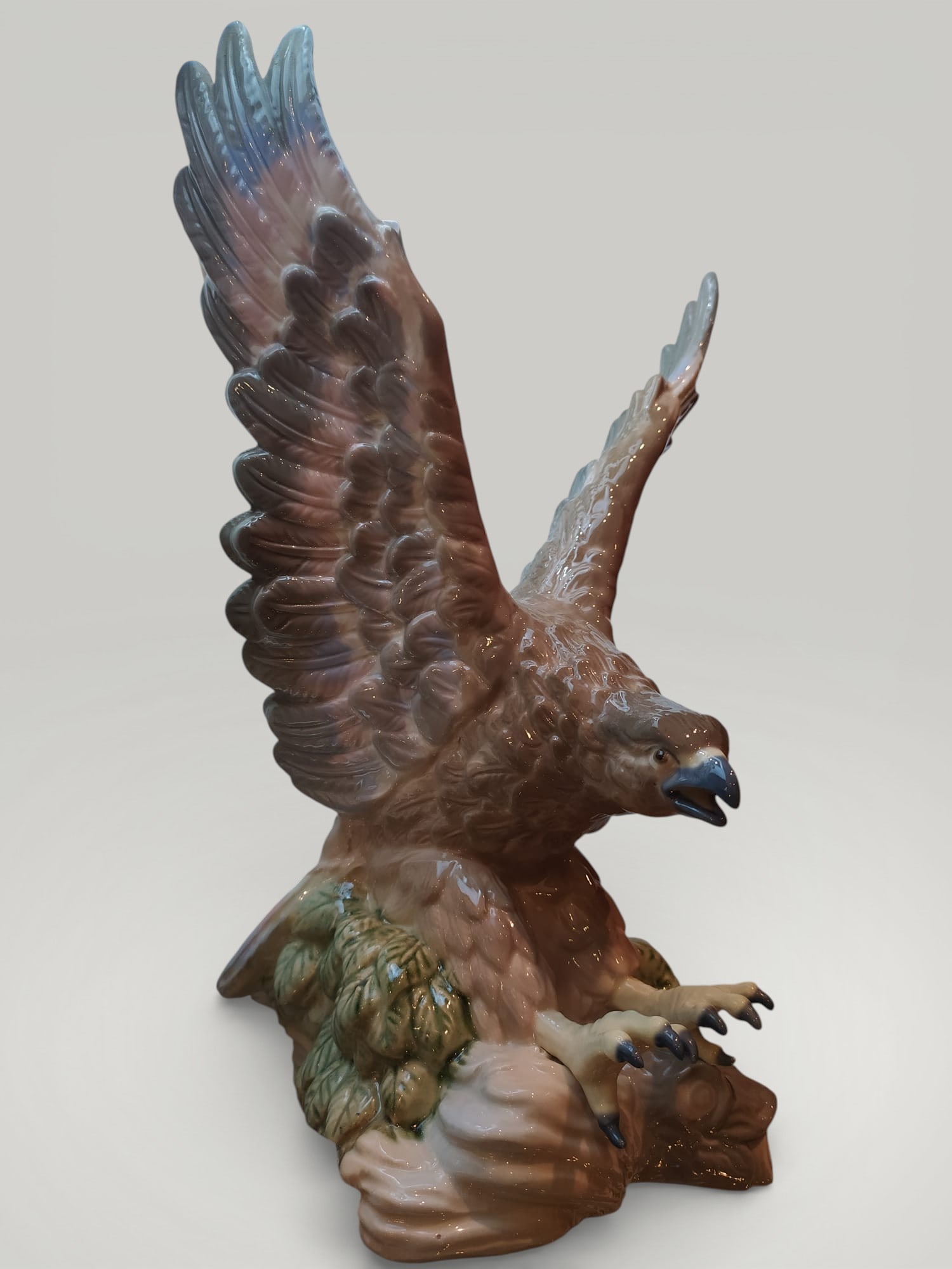 Imperial eagle in porcelain. 20th century: 36.5 cm x 25 cm