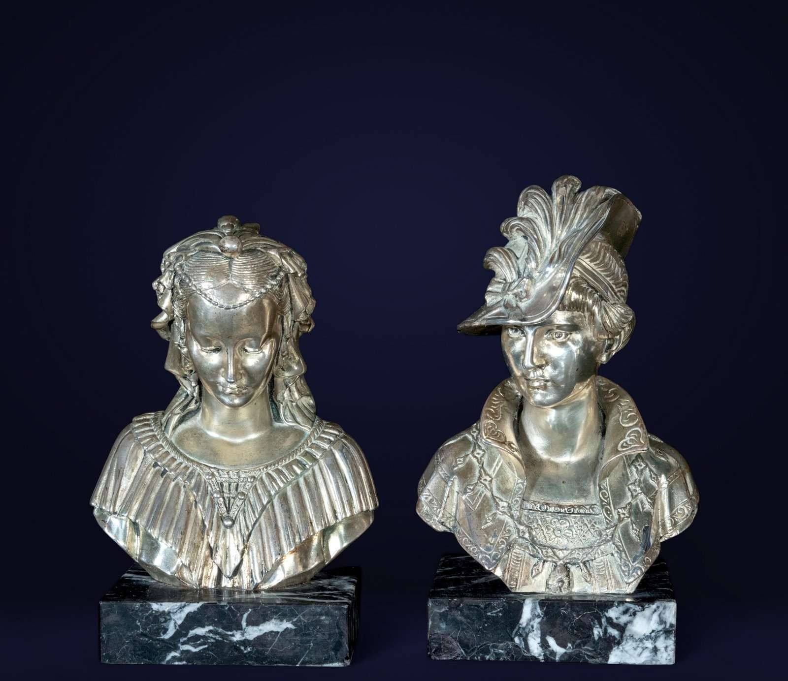Pair of Neo-Renaissance Busts in Silver-Plated Bronze, 19th Century: Bases in black marble. 24 x 12 x 12 cm, each.