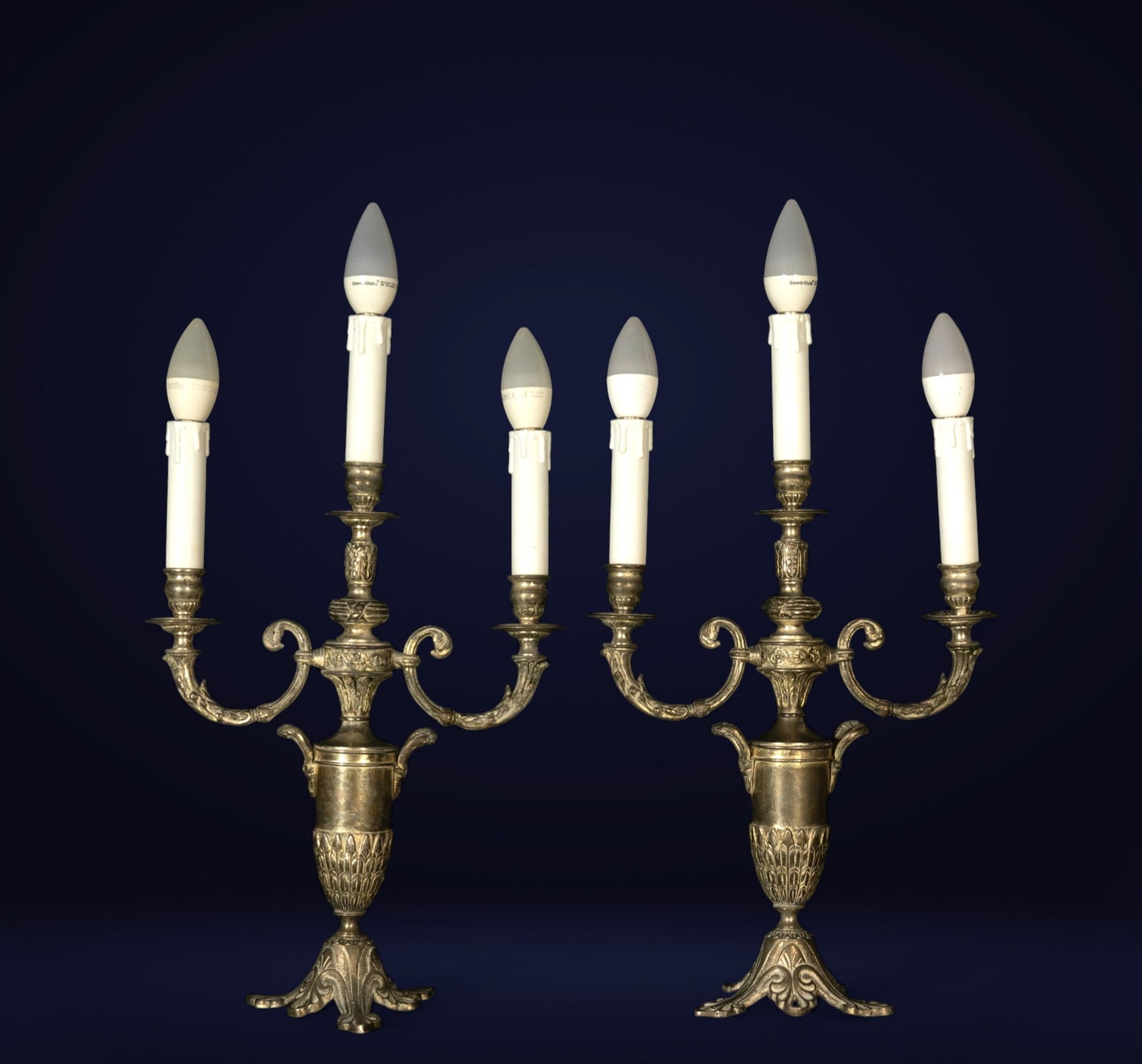 Pair of distinguished Louis XVI candlesticks in silver-plated bronze: Electrified, working, 60 x 30 cm