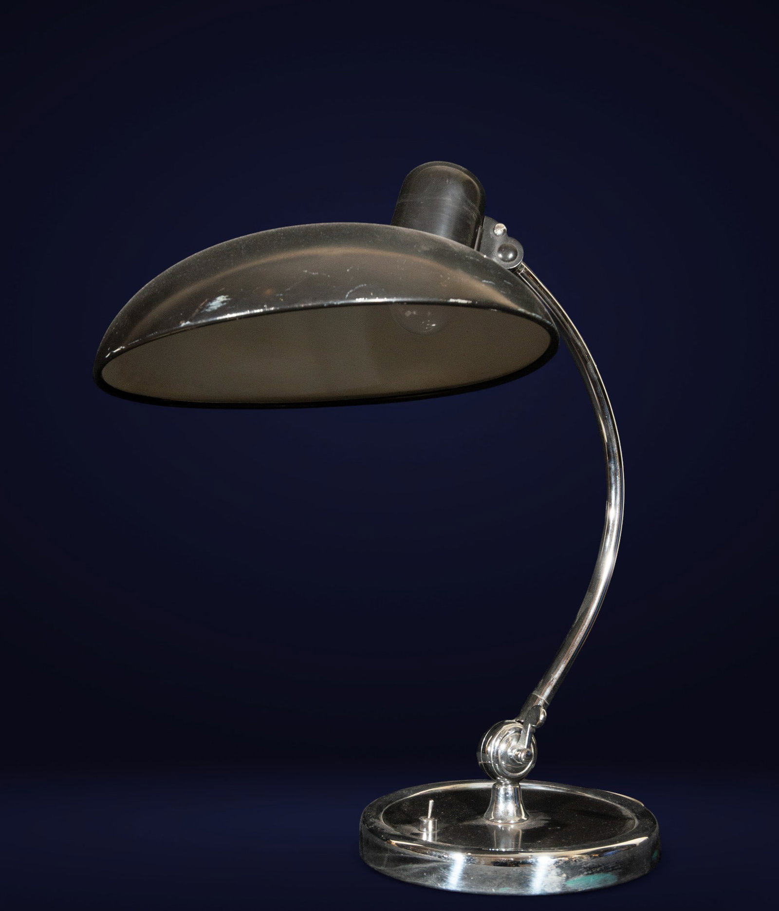 Kaiser Idell Luxus table lamp, Christian Dell, 20th century: Steel and brass. Size: 42.5 × 28.5 cm. Kaiser Idell Luxus desk lamp, original design by Christian Dell for Metalarte, 1936. Circular base with rotating mechanism, curved chrome arm, and adjustable me