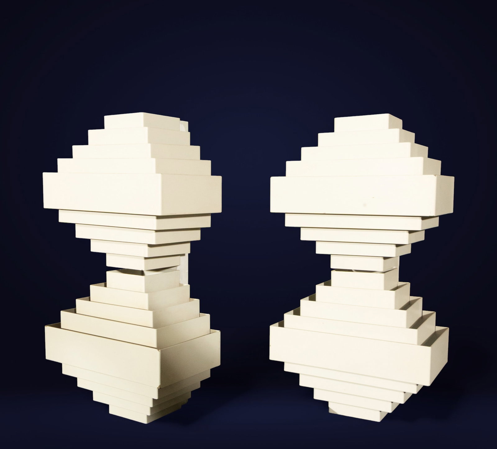 Pair of wall sconces, Jules Wabbes, 20th century: Lacquered metal. Dimensions: 34 × 18 × 12.5 cm. Pair of wall sconces designed by Jules Wabbes in the 1960s, composed of modular structures in staggered volumes. The geometric relief design creates a