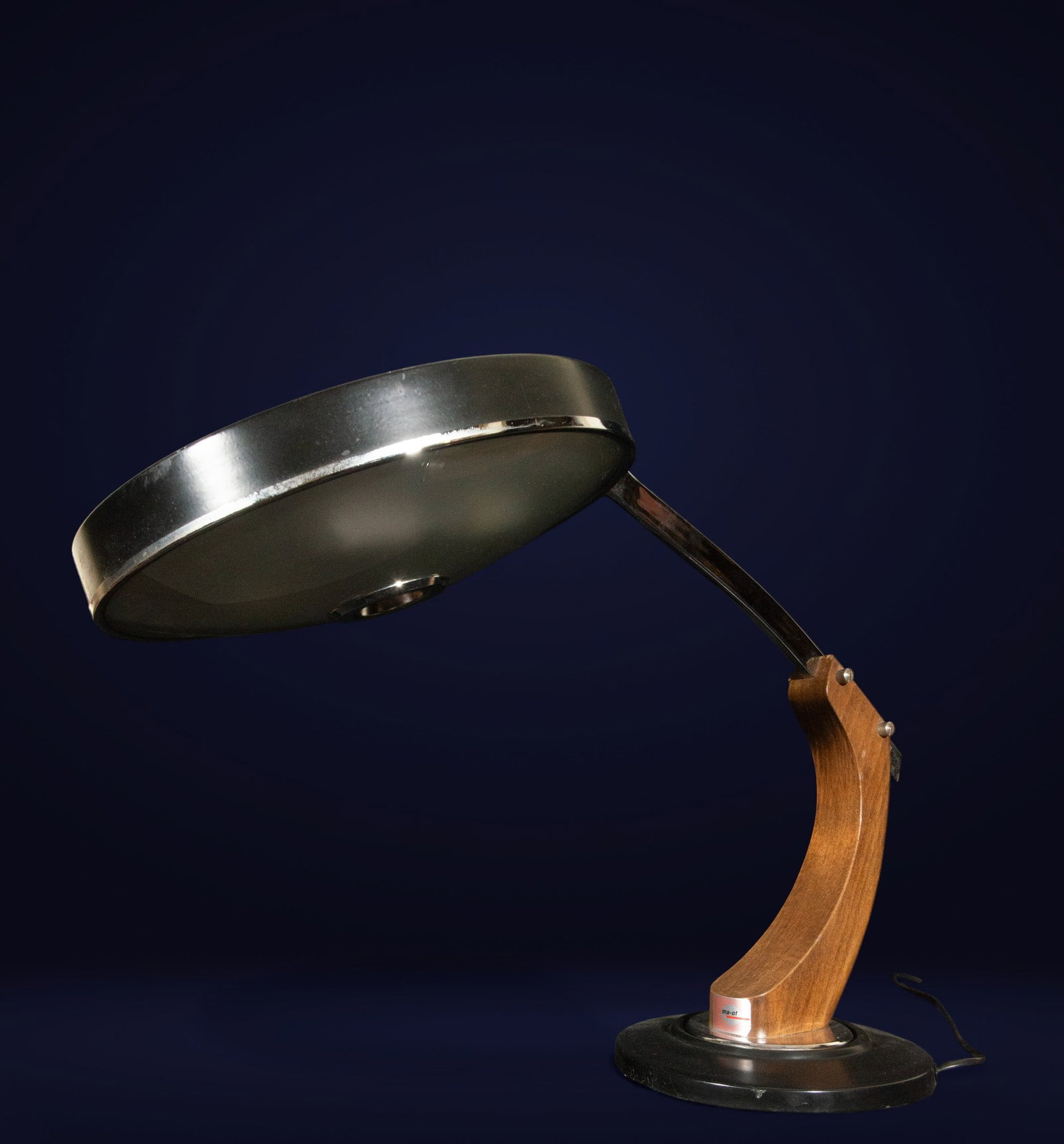 President model table lamp, FASE, 20th century: Black lacquered steel, glass, and oak. Dimensions: 60 × 42 cm. President table lamp by the Spanish firm FASE, with a rotating base, circular opal glass shade, and solid oak arm articulated with chrom