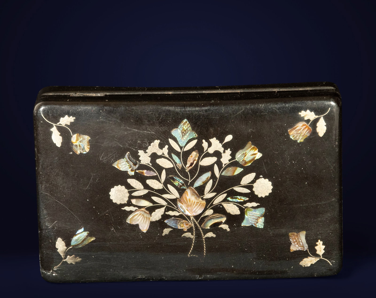 Anglo-Indian box, made of horn and mother-of-pearl: 8 x 5 cm