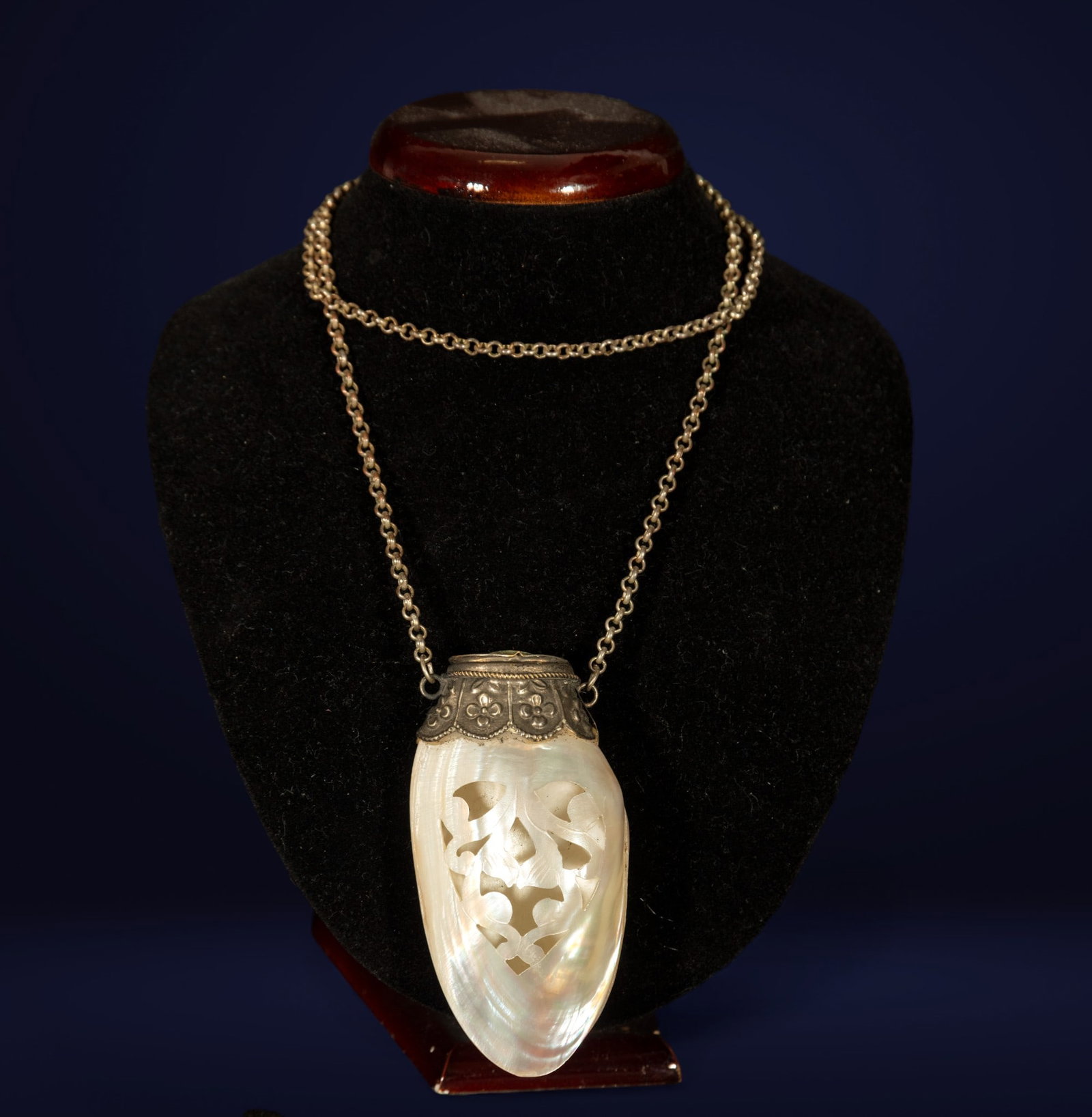 Mother-of-pearl perfume bottle, India, 19th century: 9x5 cm, 60cm, the chain.