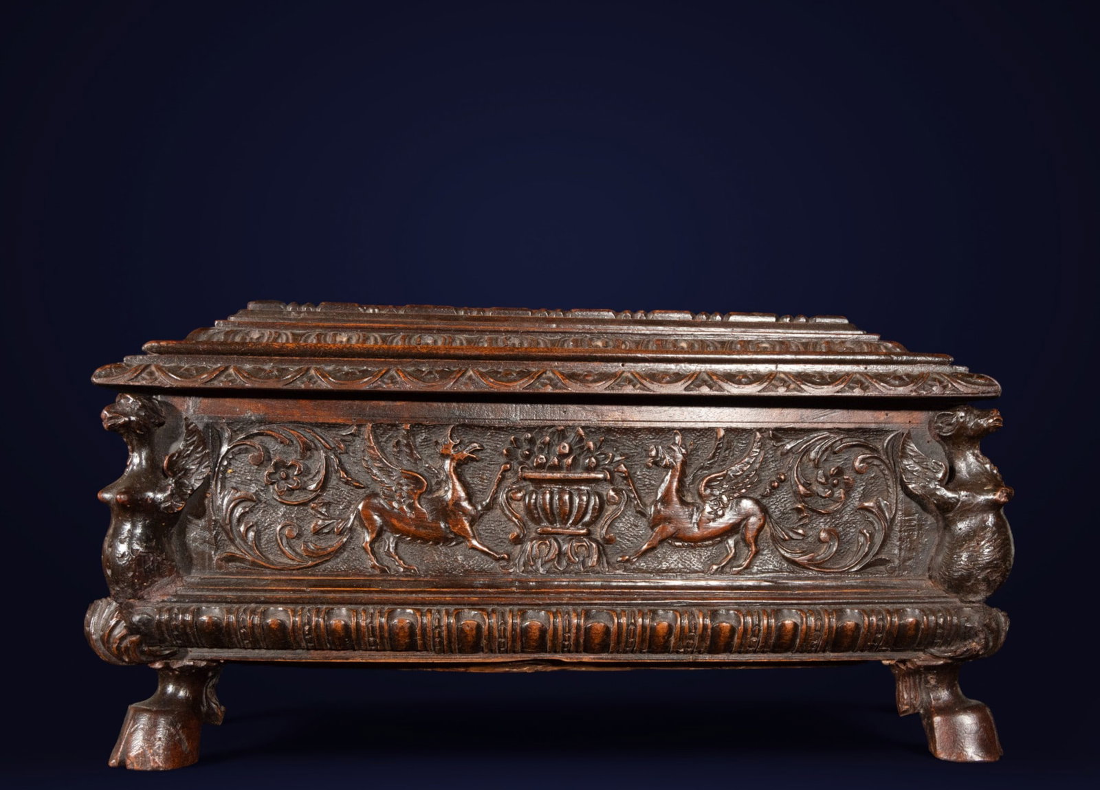 Renaissance chest of carved wood with zoomorphic legs, Italy, 16th-17th century: Carved wood. Measurements: 29 × 51 × 32 cm, refined ornamental character and remarkable preservation.