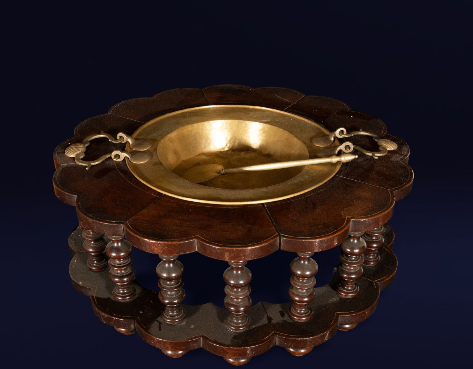 Brazier with double-boxed base in turned wood, Spain, 18th century: Turned wood. Size: 28 × 69 × 69 cm. Spanish brazier with a circular base and double-box structure supported by bulbous brackets. Its design combines functionality and elegance, characteristic of 18t