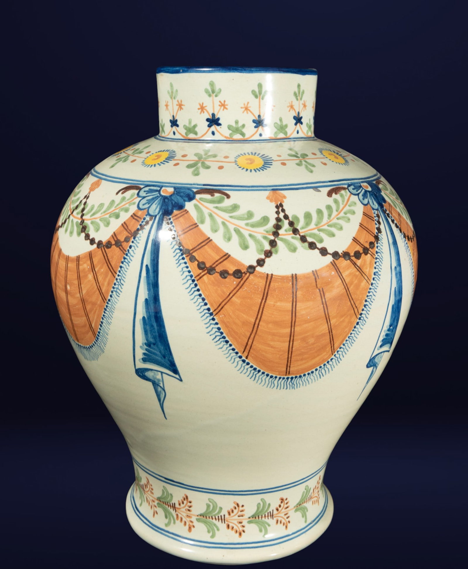 Talavera ceramic bombonniere Ruiz de Luna, 19th century: Measurements: 37 cm x 28 cm x 28 cm