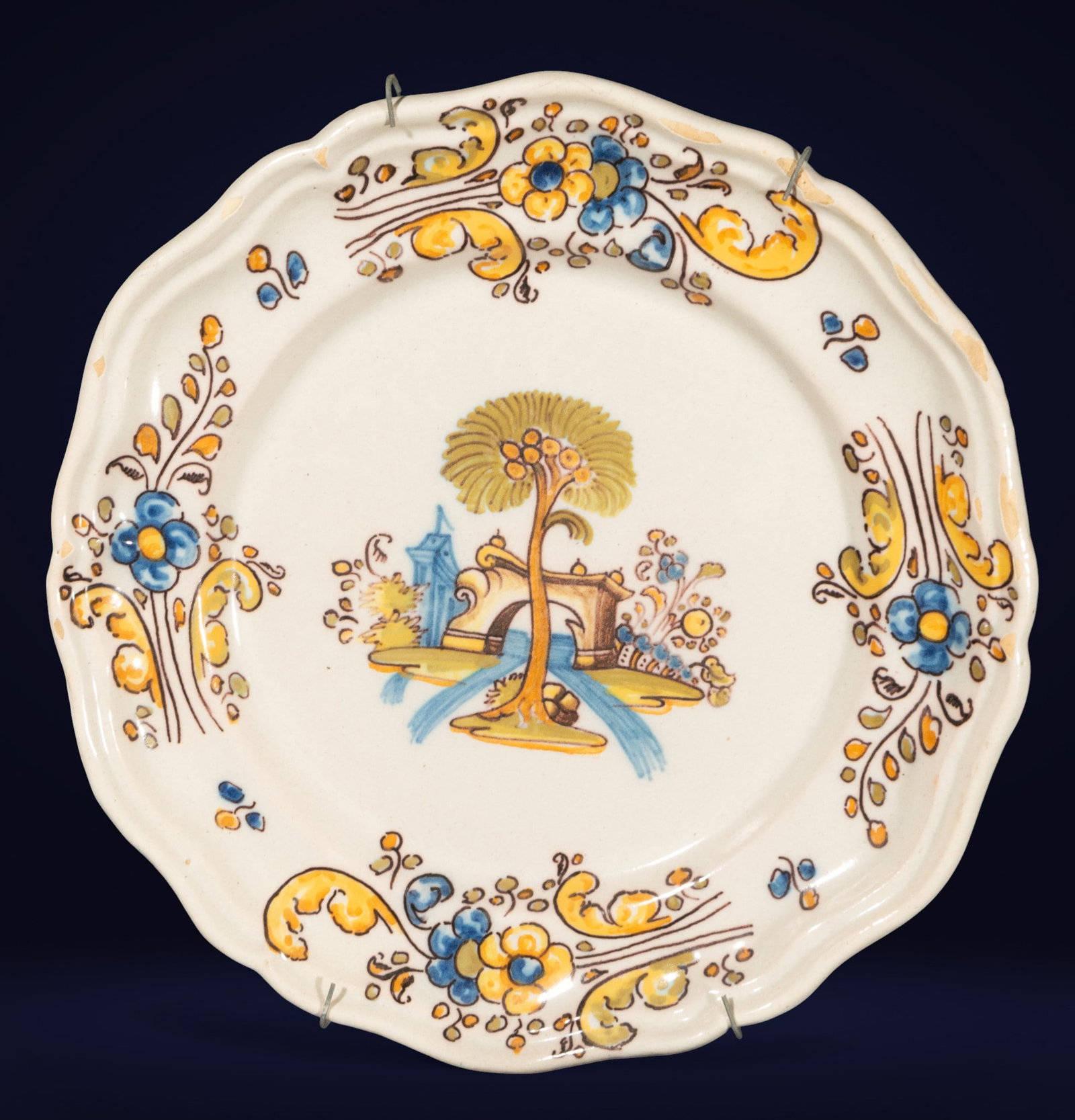 Talavera Chaparro Ruiz de Luna Plate, 19th century: Measurements: 24 cm x 24 cm x 3 cm
