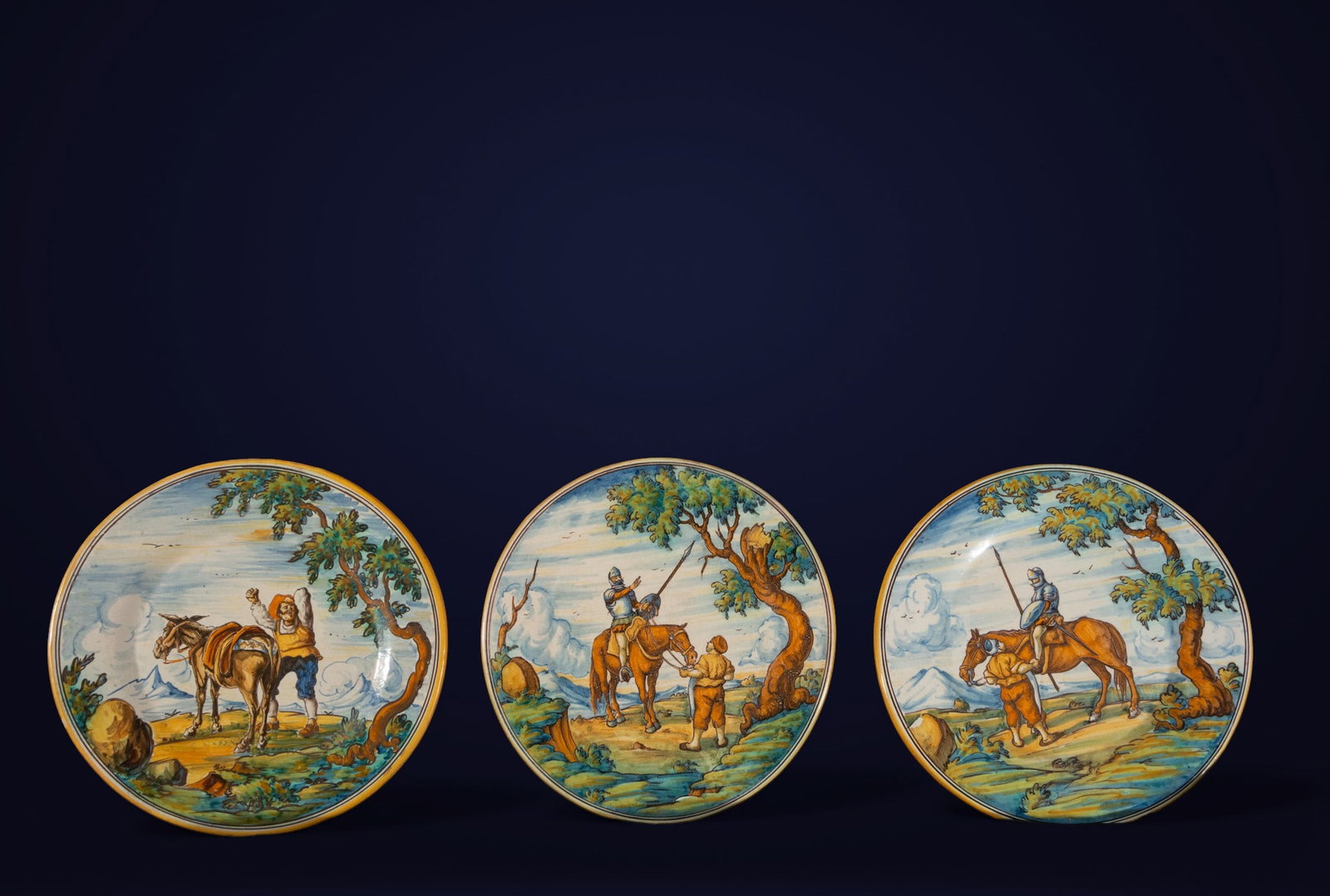 Lot of Three Talavera Ruiz de Luna Trays, 19th-20th Century: Measurements: 28 cm x 28 cm x 3 cm