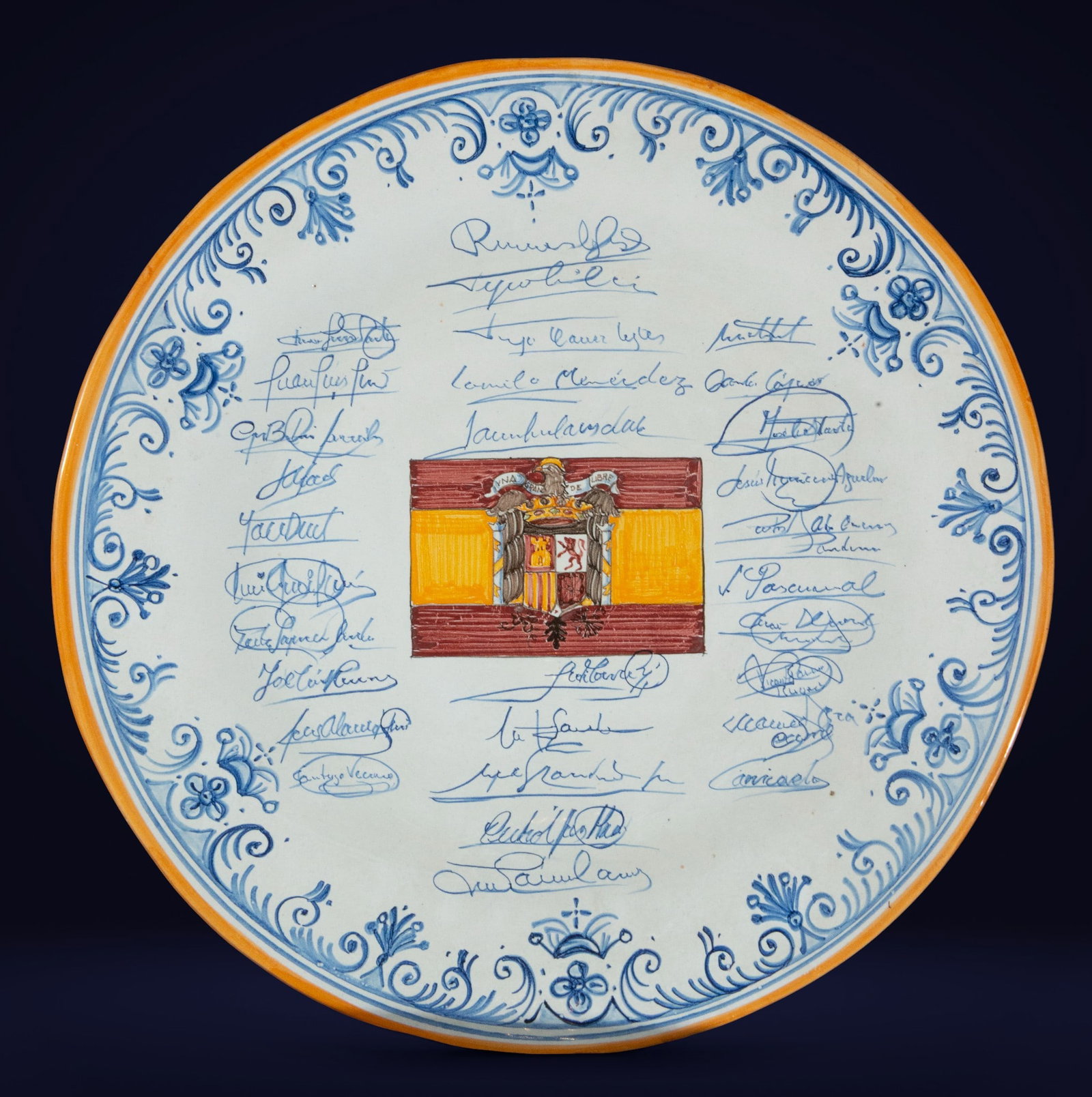 Talavera ceramic tray with Francoist coat of arms, signed, 20th century: Measurements: 40 cm x 40 cm x 4 cm