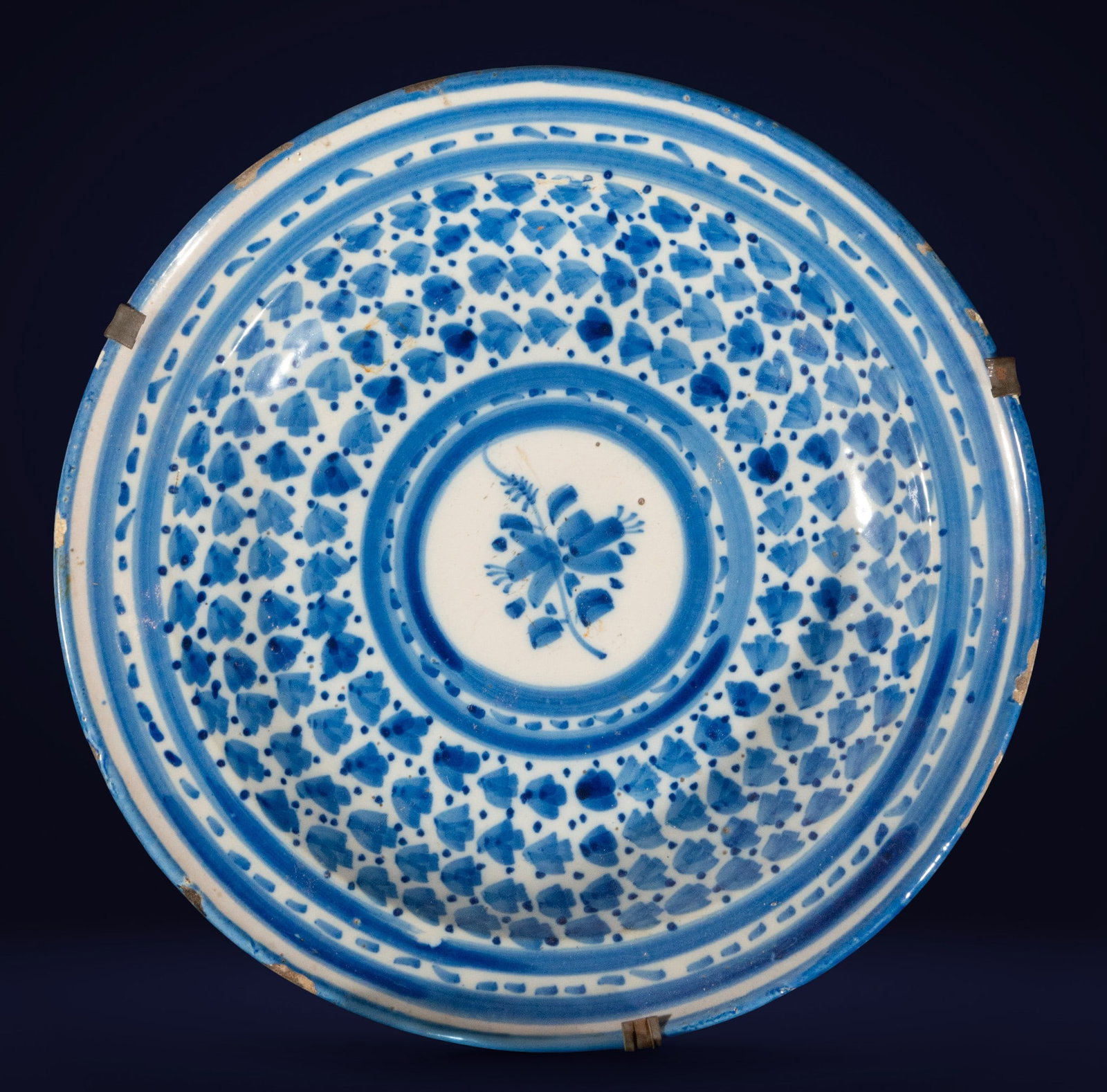 Manises ceramic plate, 19th century: Measurements: 32 cm x 32 cm x 4 cm