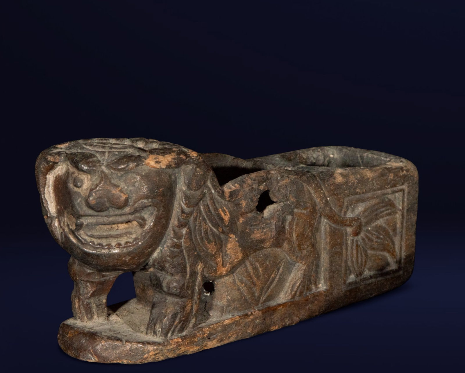 Carved Wooden Quintero, Medieval Style, 15th–16th Century: Carved and patinated wood. Dimensions: 8 x 19 x 5 cm. A small sculptural piece in the shape of a fantastic feline with a grotesque expression and a stylized body, associated with the functional decora