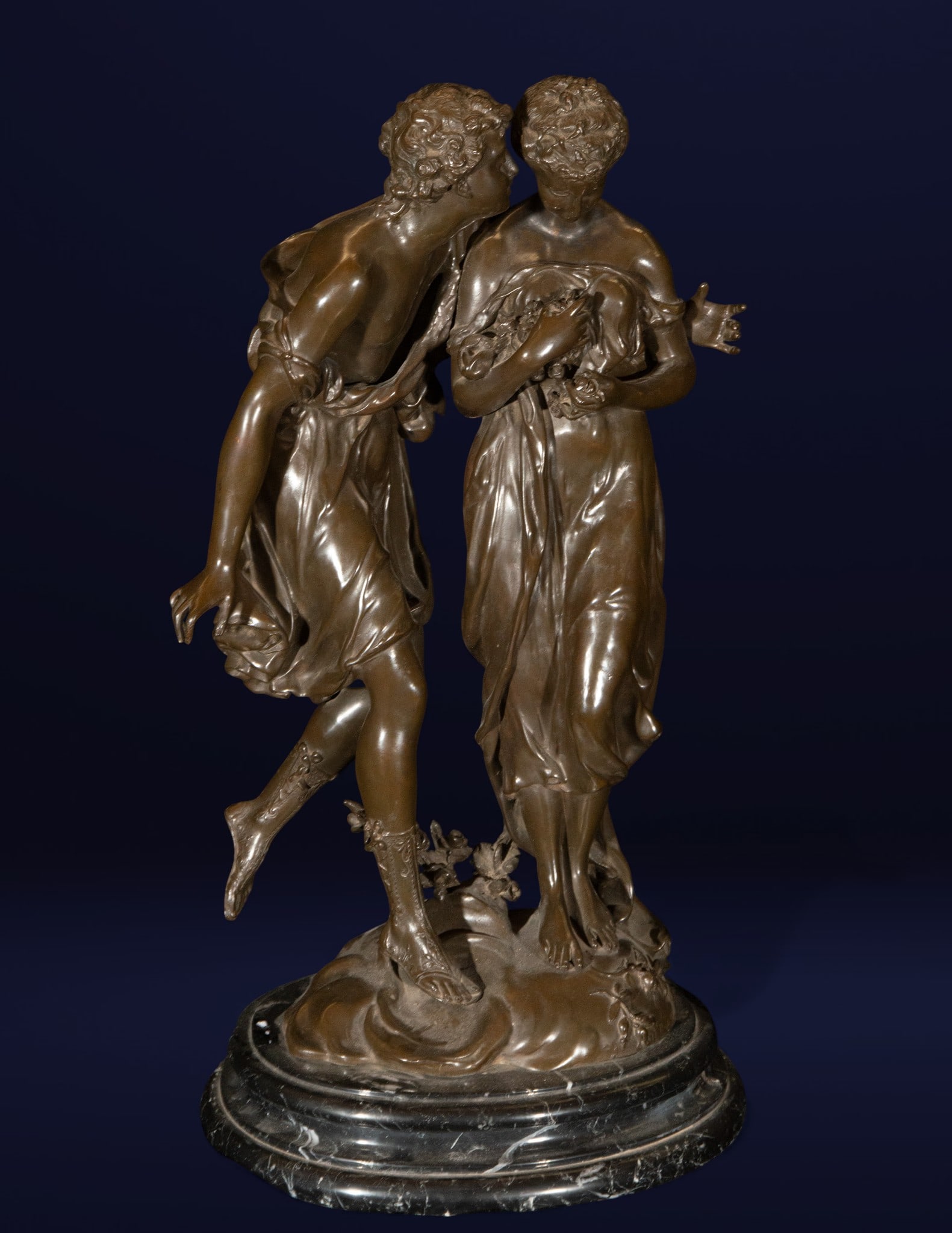 Bronze sculpture with two figures. French School. 19th century.: Patinated bronze on a marble base. Measures 64 x 32 x 28 cm. Sculptural group depicting two youthful figures in a gallant pose. The fluidity of the forms and the grace of the movements reflect the Rom
