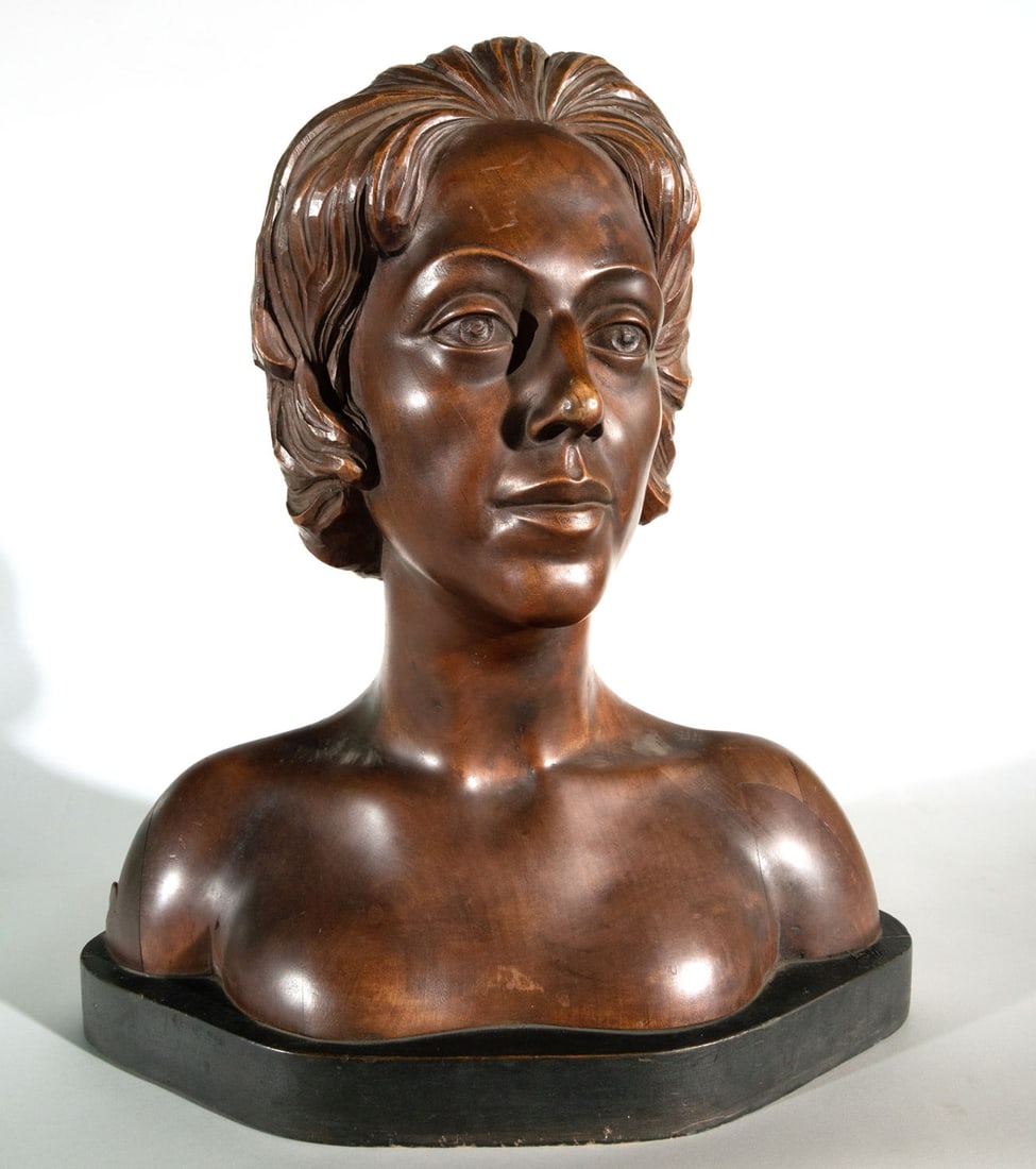 Bust of a Lady, Spanish school of the mid-20th century: Carved in wood, measures: 43 x 43 x 23 cm