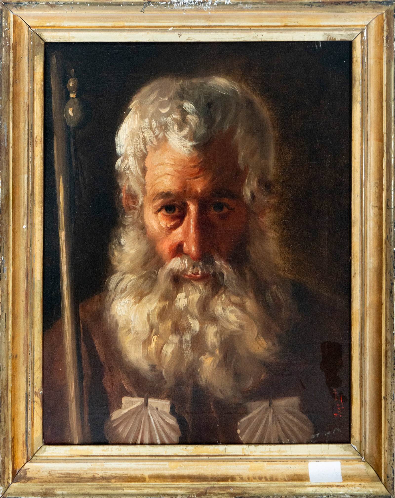 Head of an apostle with a pilgrim's shell. Spanish school. 19th century.: Oil on canvas. Dimensions: 47 x 36 cm. This painting presents the bust of an elderly man with a powerful spiritual presence, characterized by his voluminous gray hair and thick beard, both modeled wit
