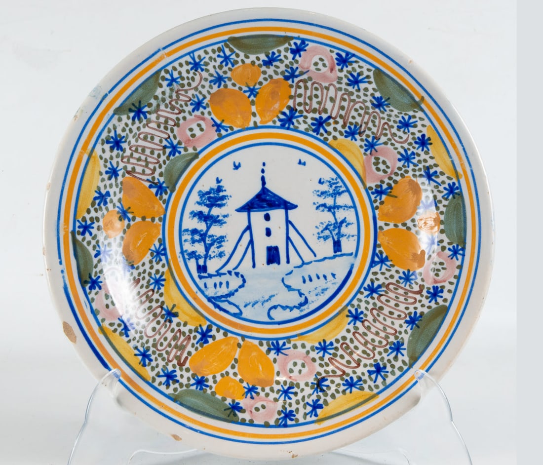 Ceramic plate from Manises, 20th century: Measures 4 x 30 x 30 cm