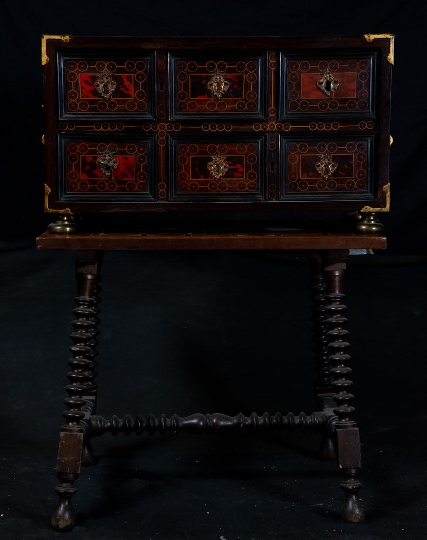 Elegant Tabletop Hispanic Flamenco Bargueño in Tortoiseshell and Gilded Bronze sconces, 18th: Cabinet measurements: 32 x 57 x 29 cm, total measurements with table: 80 x 55 x 38 cm