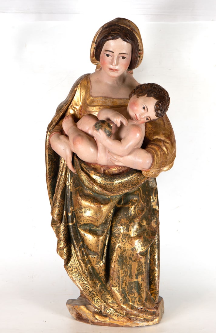 Virgin with Child in Arms, Sevillian school of the XVI XVII centuries: Important carving in gilt and polychrome wood. Measurements: 86 x 36 x 29 cm