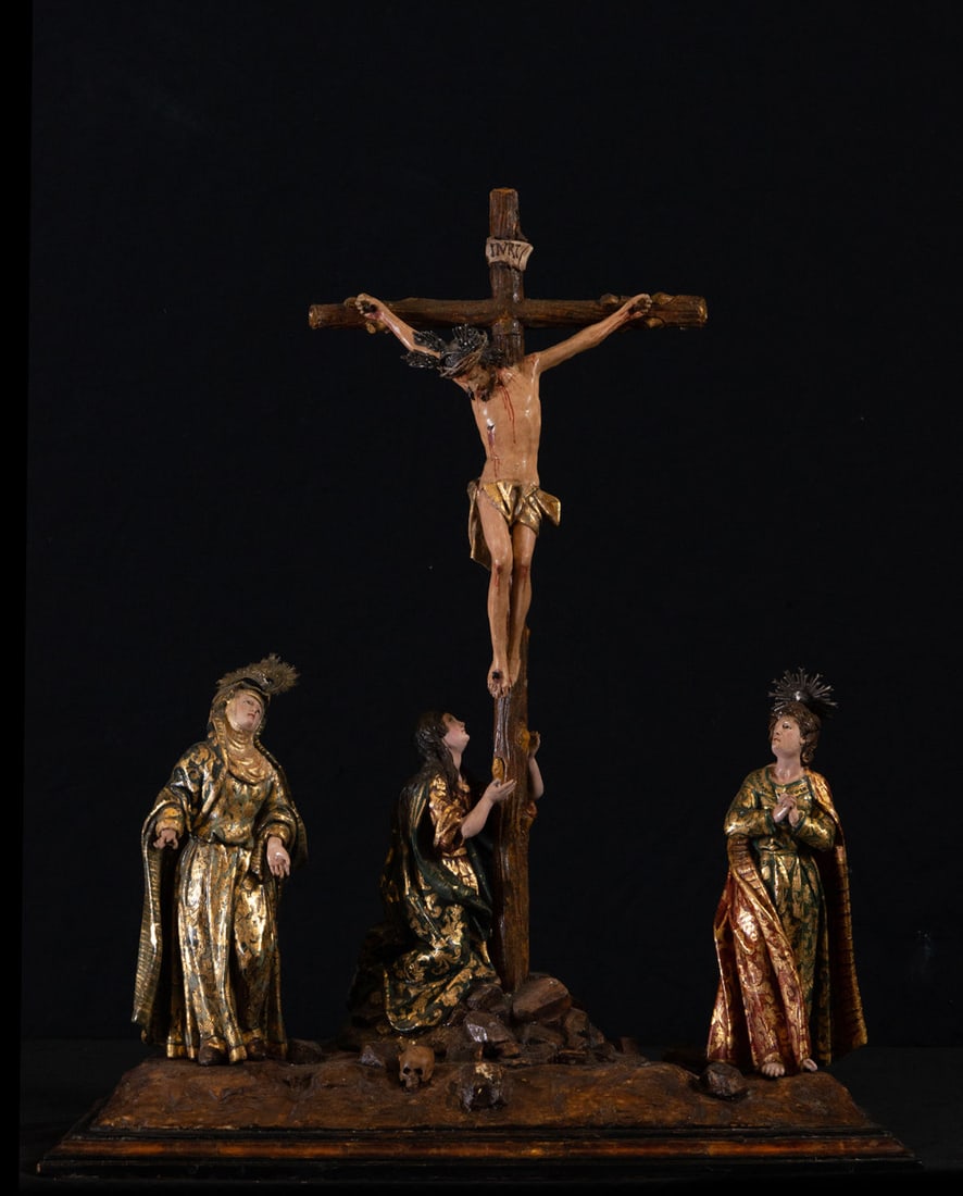 Important Calvary, colonial school of Quito, Ecuador, 18th century: With characters finely carved in wood, golden, polychrome and sgraffito mantles, powers in silver. Total measurements: 52 x 44 x 16 cm