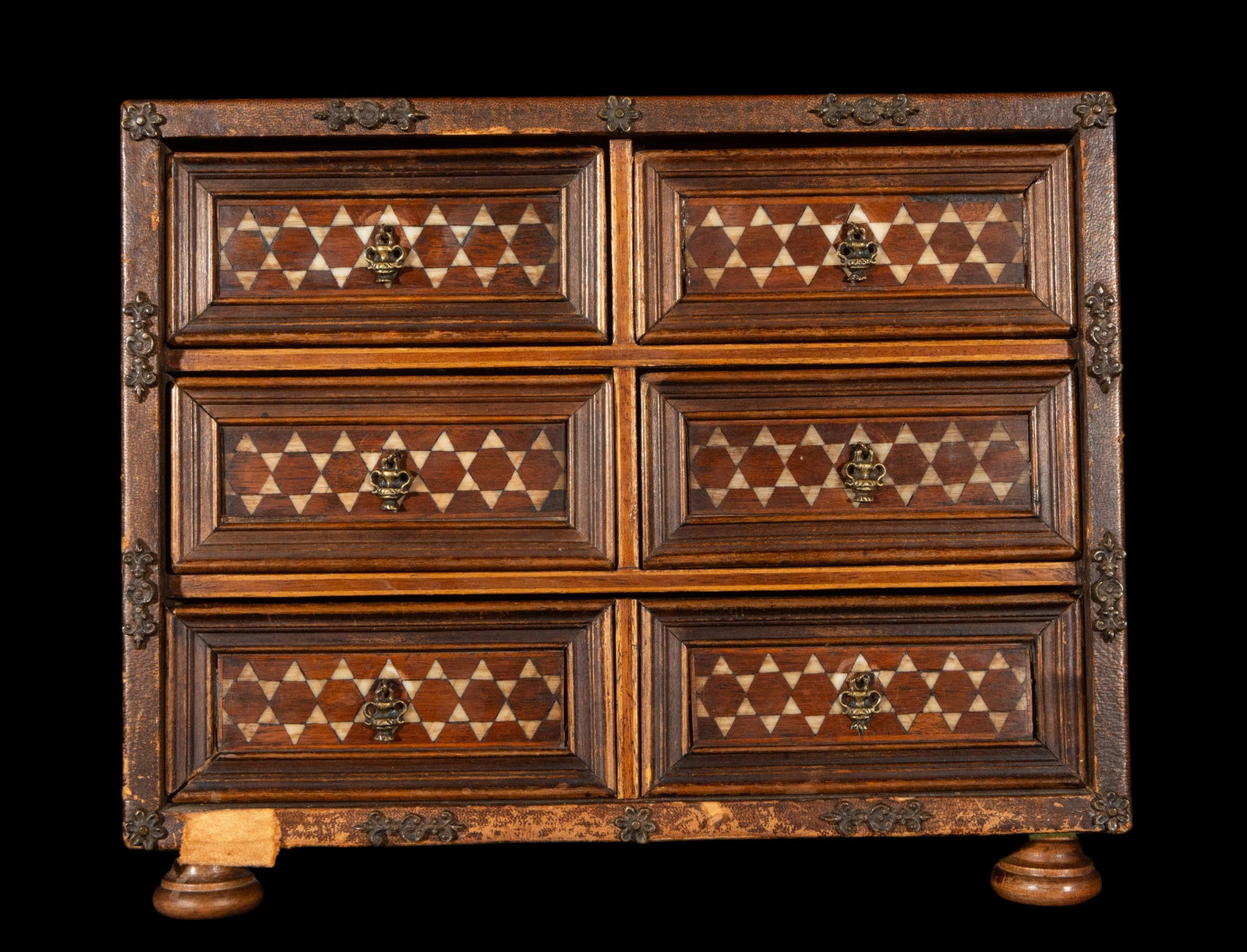 Peruvian colonial chest with bone inlay, 18th century: Measurements: 36 x 26 cm